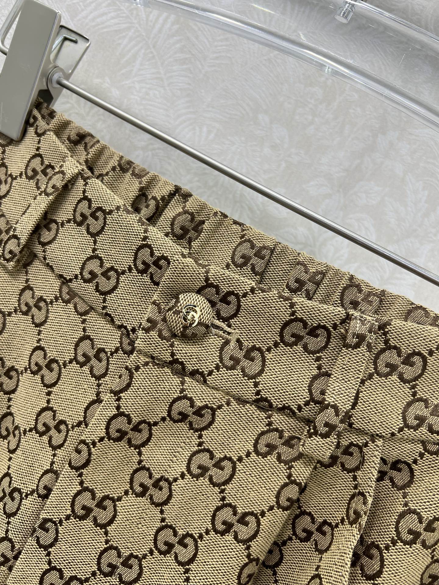 🔥🔥Gucc*25新款双G提花腰头单粒扣阔腿裤 复古街头美感造型神器！口袋两侧以及裤身拼洗水皮装饰 小褶