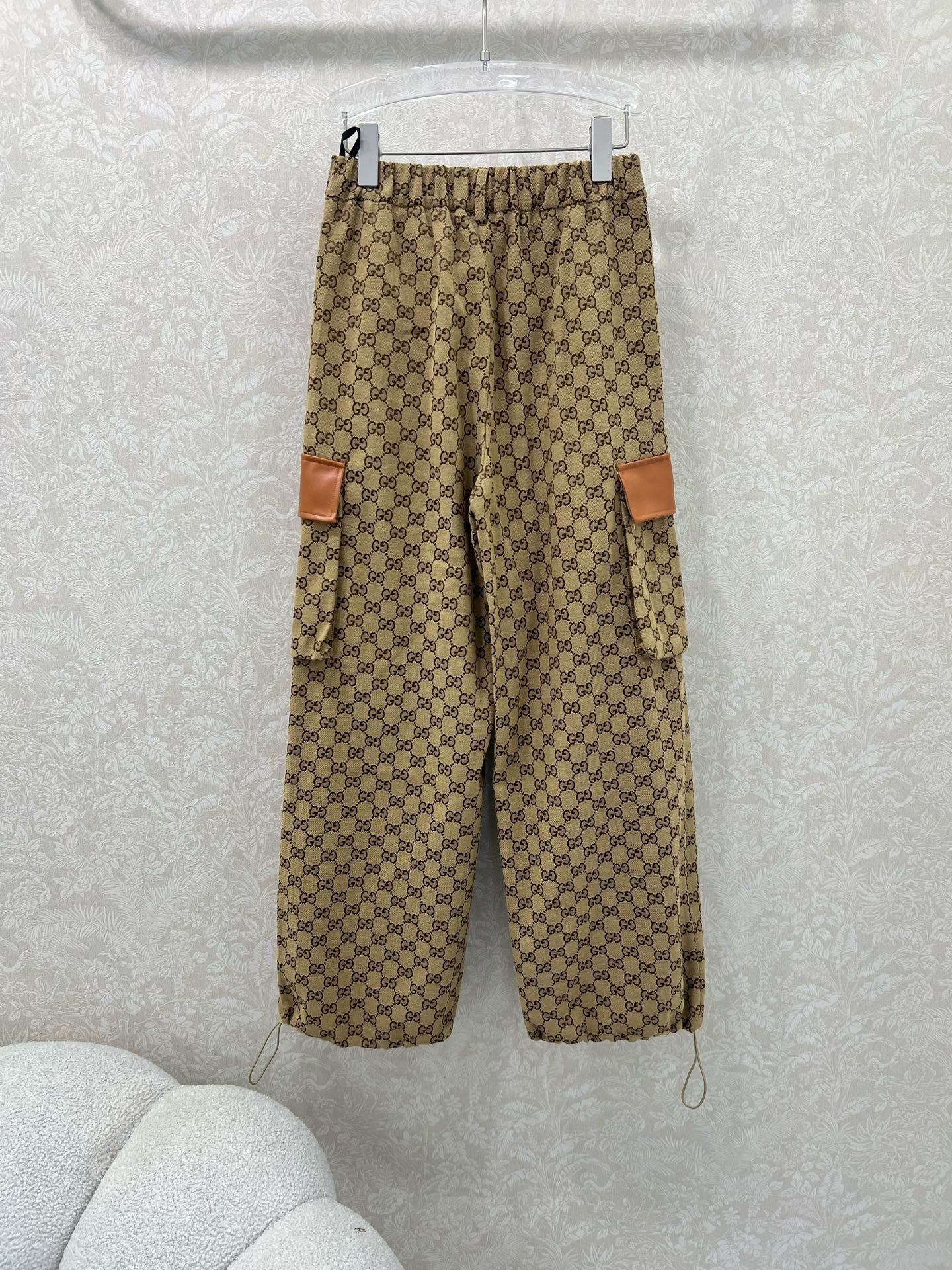 🔥🔥Gucc*25新款双G提花腰头单粒扣阔腿裤 复古街头美感造型神器！口袋两侧以及裤身拼洗水皮装饰 小褶