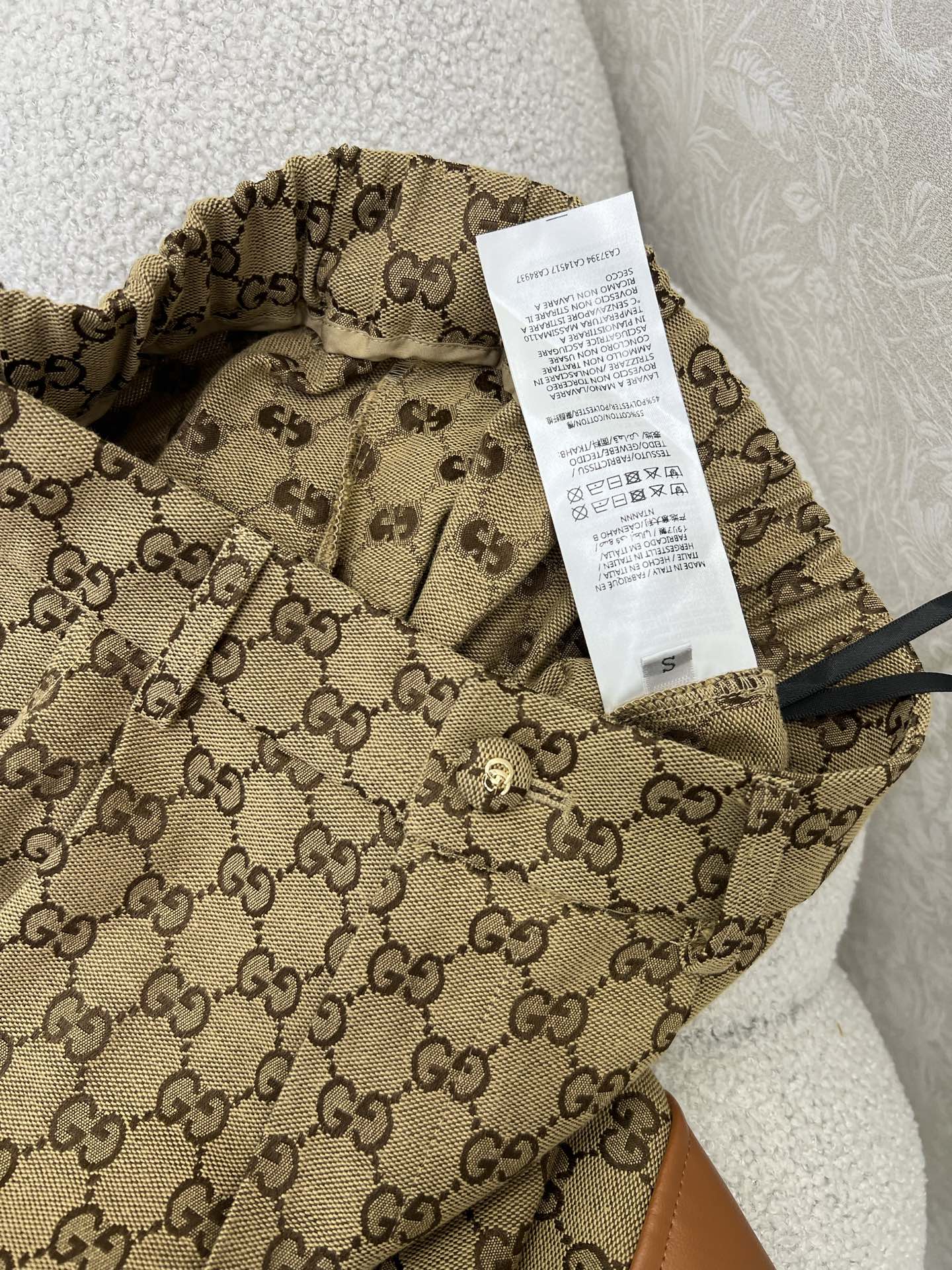 🔥🔥Gucc*25新款双G提花腰头单粒扣阔腿裤 复古街头美感造型神器！口袋两侧以及裤身拼洗水皮装饰 小褶