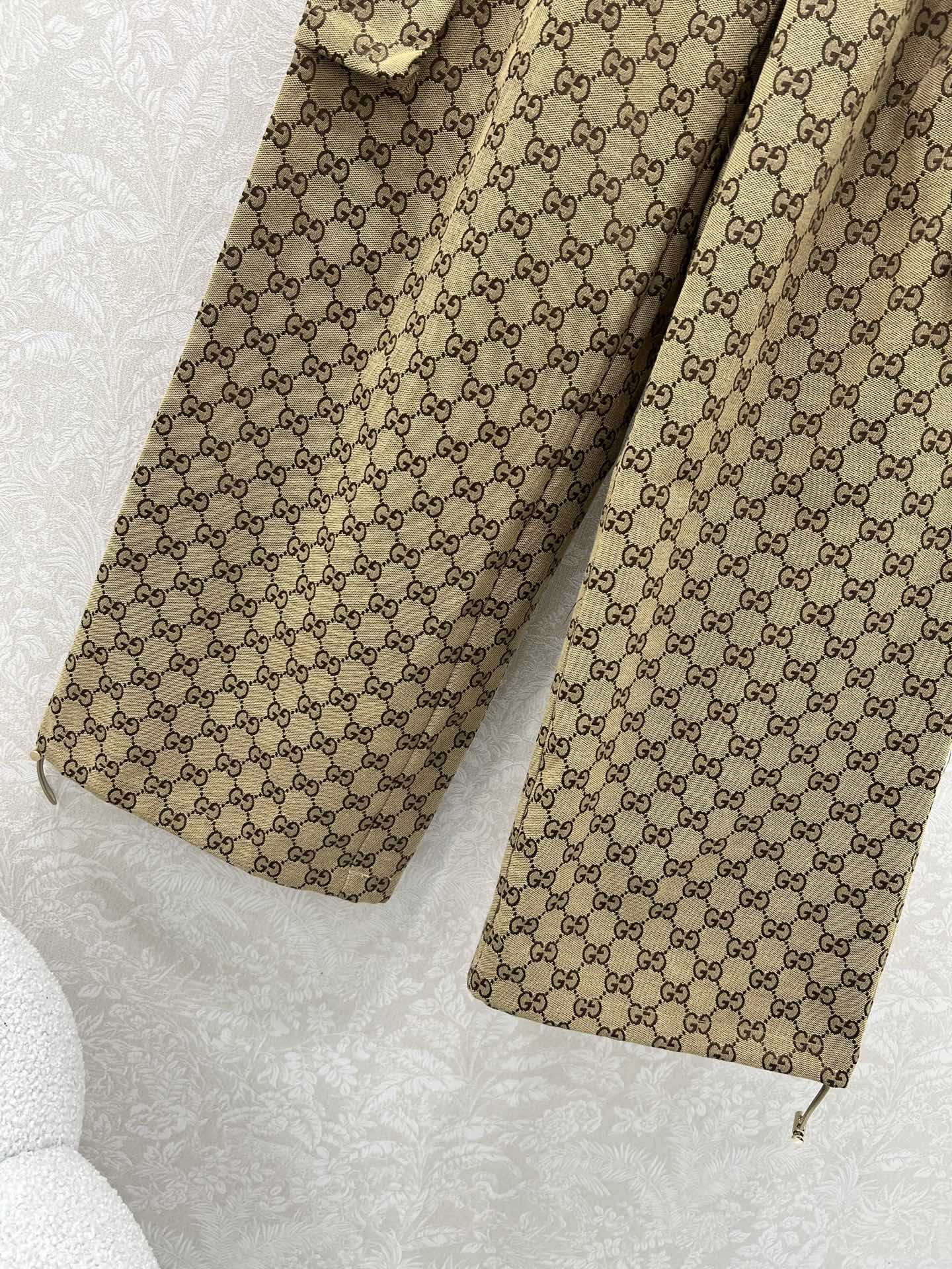 🔥🔥Gucc*25新款双G提花腰头单粒扣阔腿裤 复古街头美感造型神器！口袋两侧以及裤身拼洗水皮装饰 小褶