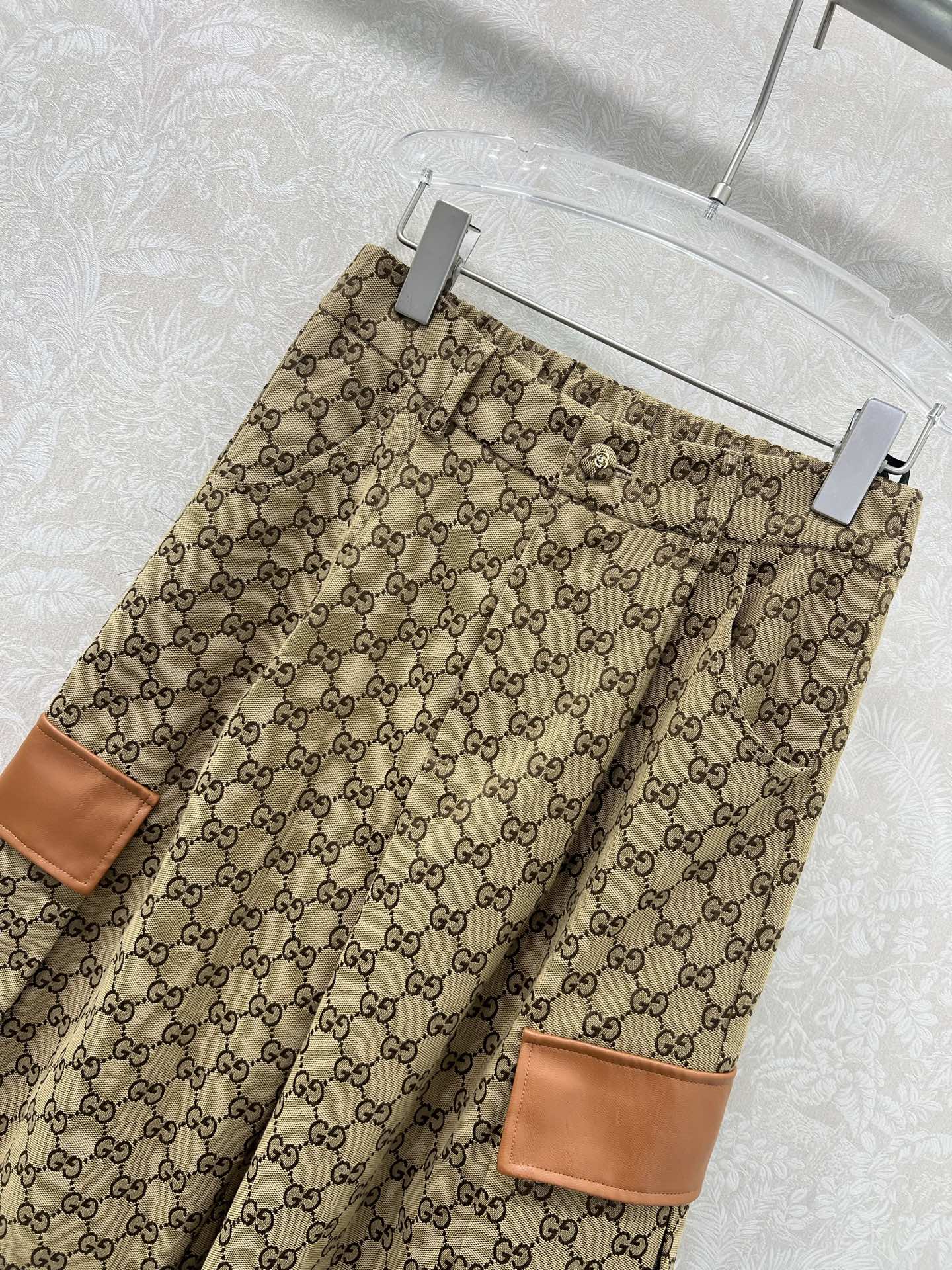 🔥🔥Gucc*25新款双G提花腰头单粒扣阔腿裤 复古街头美感造型神器！口袋两侧以及裤身拼洗水皮装饰 小褶