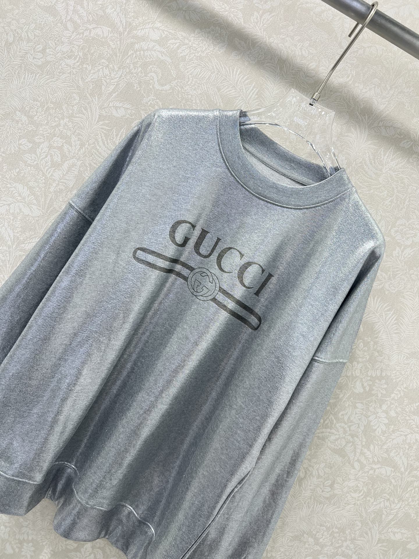 🔥🔥Gucc*25新款银色印花卫衣 定制YB原生全棉材质 透气舒适 质感十足 宽松圆领卫衣裁剪 凸显品牌