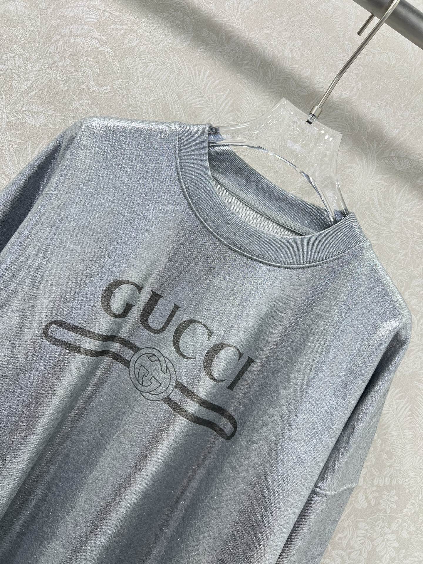 🔥🔥Gucc*25新款银色印花卫衣 定制YB原生全棉材质 透气舒适 质感十足 宽松圆领卫衣裁剪 凸显品牌