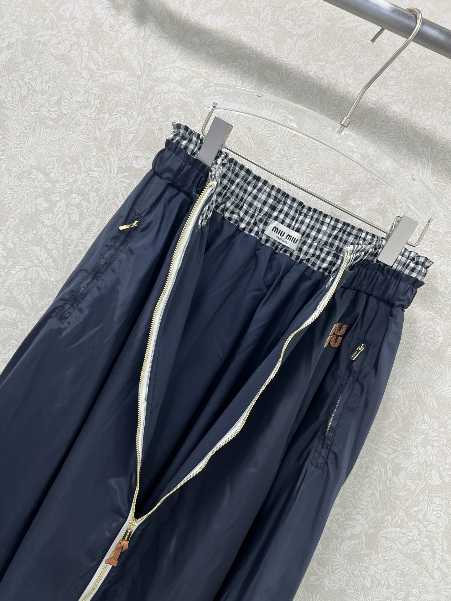 🔥🔥Miumi*25新款双腰头松紧腰蓝色尼龙半裙  经典蓝格腰头撞色 单排扣拉链 裙身字母logo贴花 