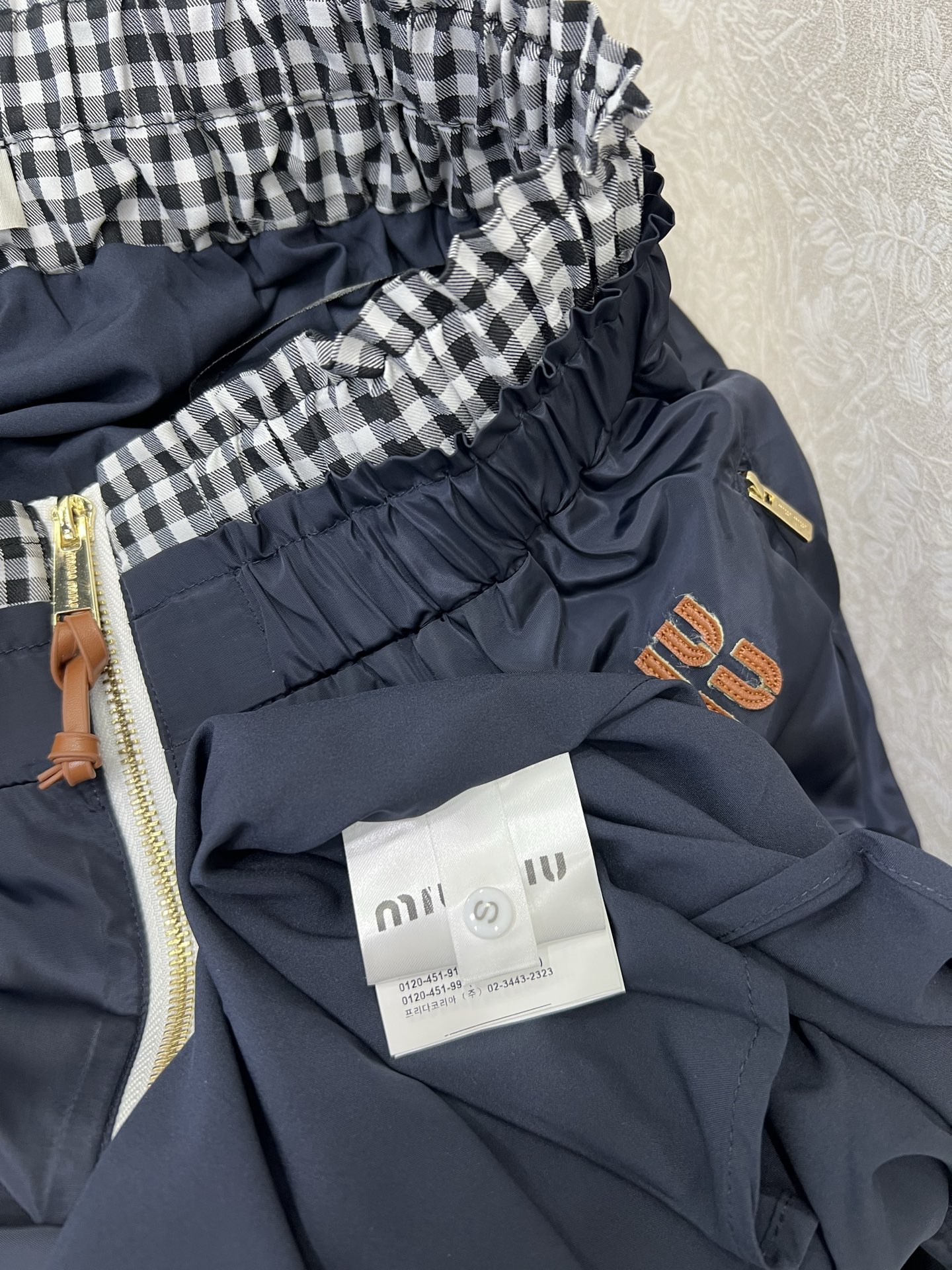 🔥🔥Miumi*25新款双腰头松紧腰蓝色尼龙半裙  经典蓝格腰头撞色 单排扣拉链 裙身字母logo贴花 