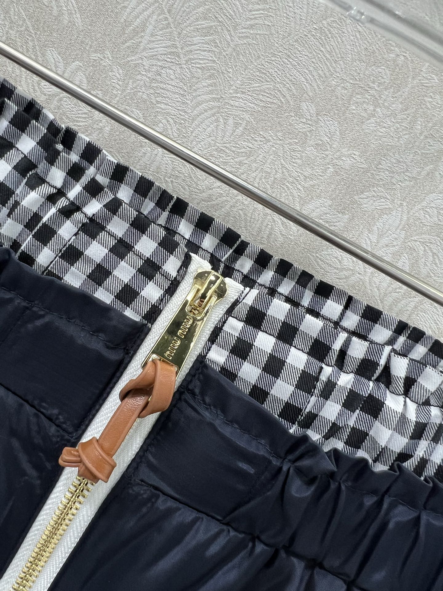 🔥🔥Miumi*25新款双腰头松紧腰蓝色尼龙半裙  经典蓝格腰头撞色 单排扣拉链 裙身字母logo贴花 