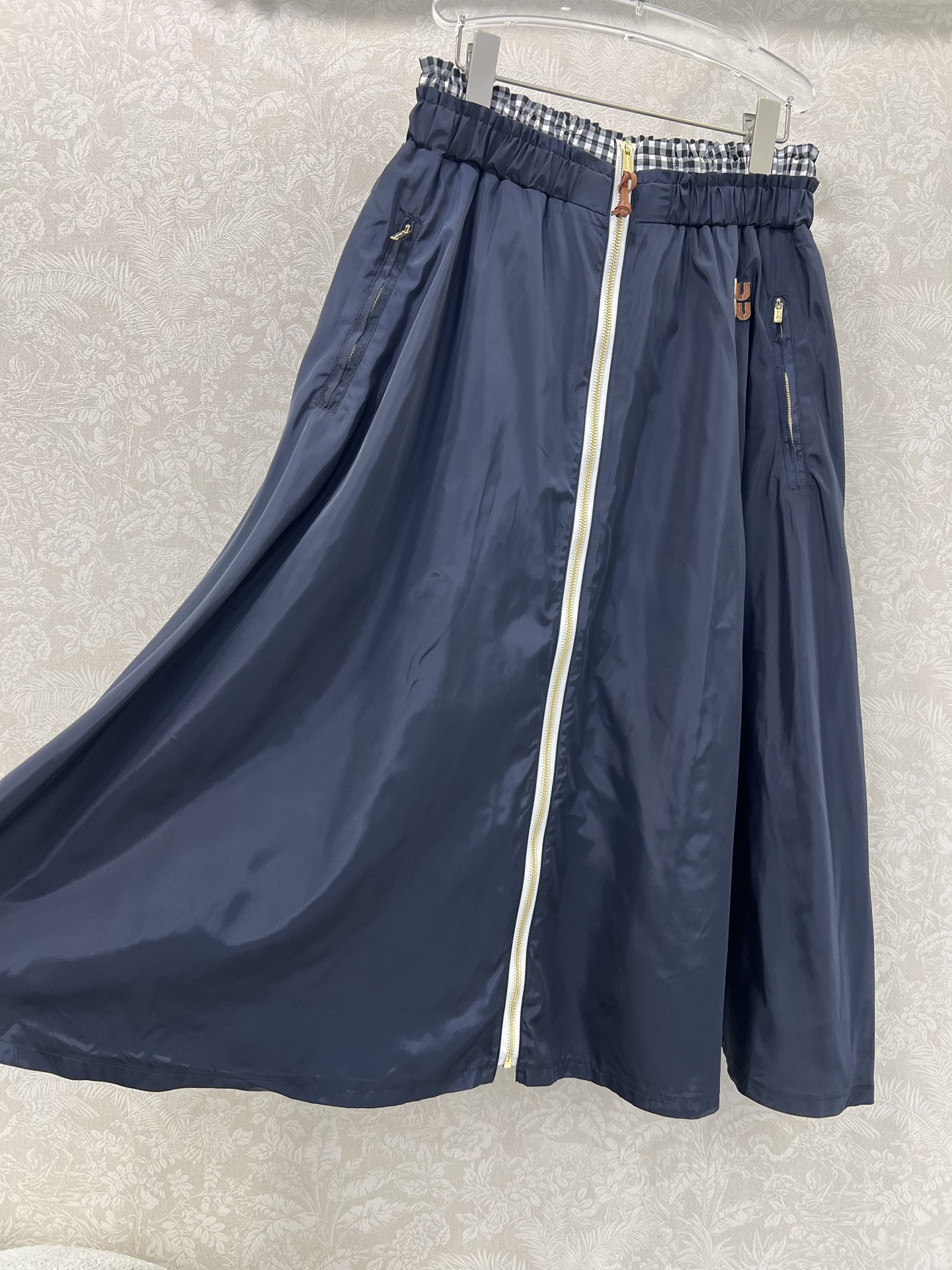 🔥🔥Miumi*25新款双腰头松紧腰蓝色尼龙半裙  经典蓝格腰头撞色 单排扣拉链 裙身字母logo贴花 