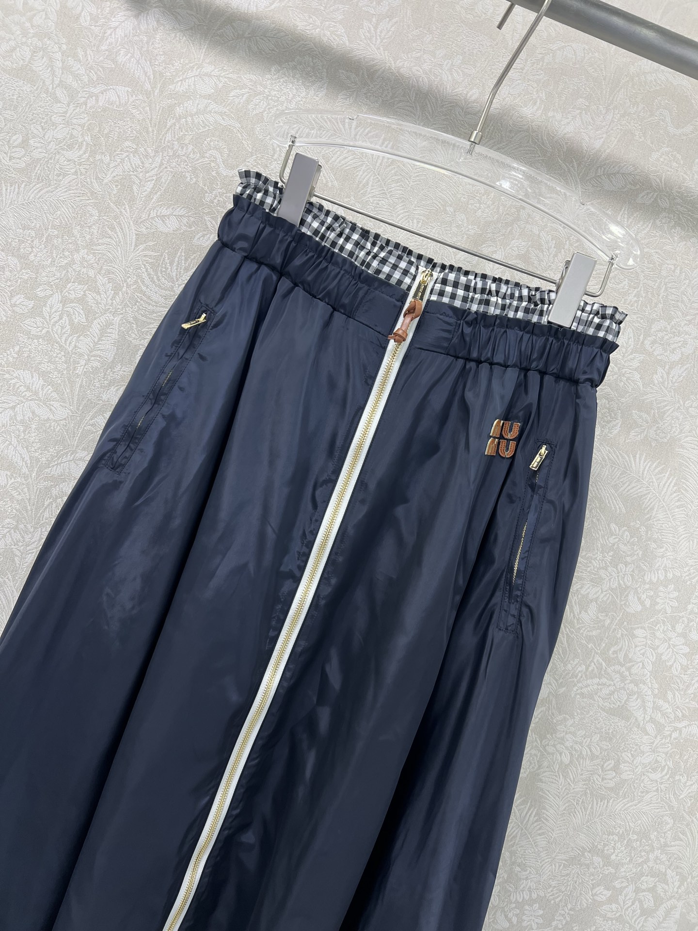 🔥🔥Miumi*25新款双腰头松紧腰蓝色尼龙半裙  经典蓝格腰头撞色 单排扣拉链 裙身字母logo贴花 