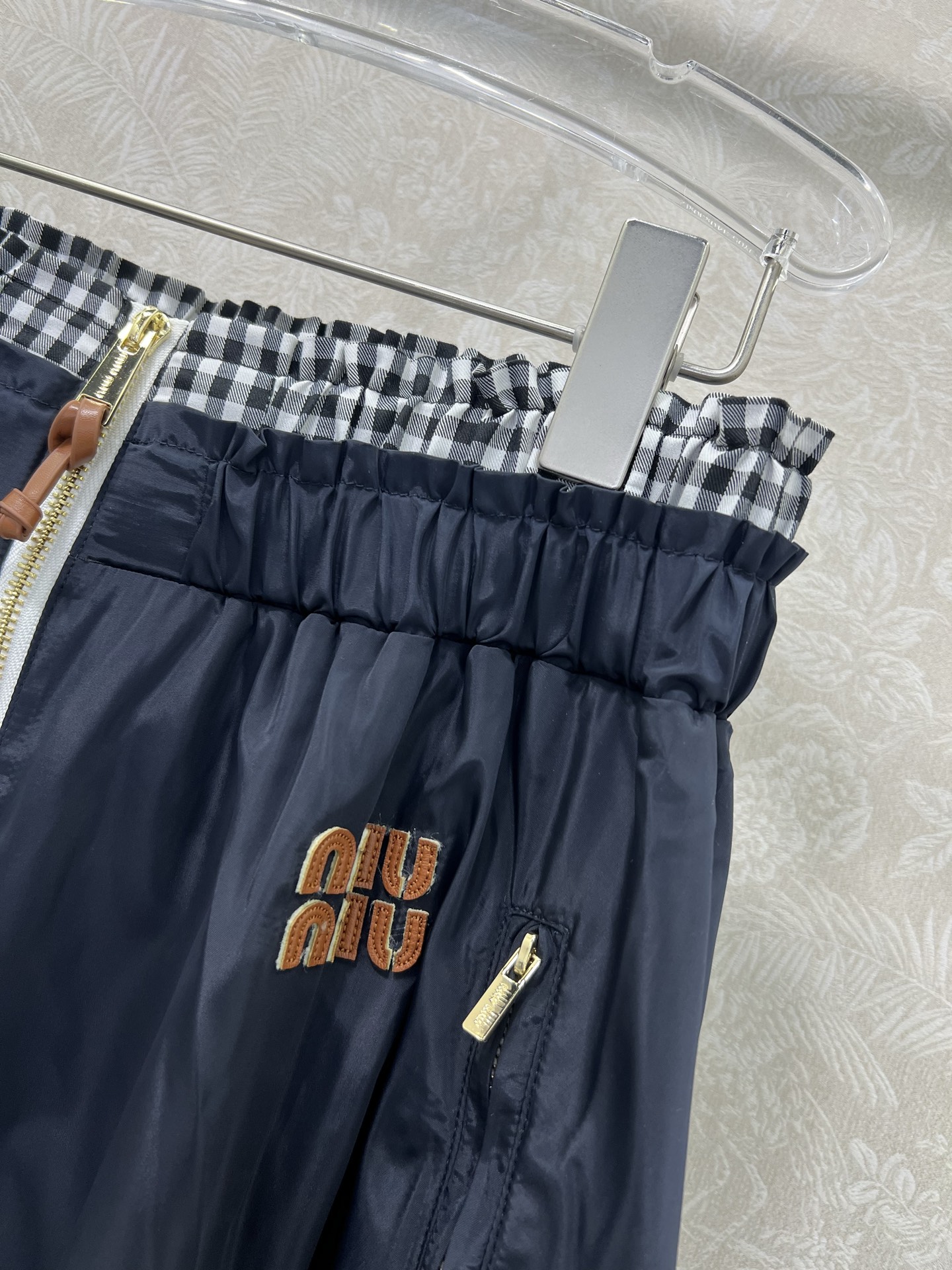 🔥🔥Miumi*25新款双腰头松紧腰蓝色尼龙半裙  经典蓝格腰头撞色 单排扣拉链 裙身字母logo贴花 