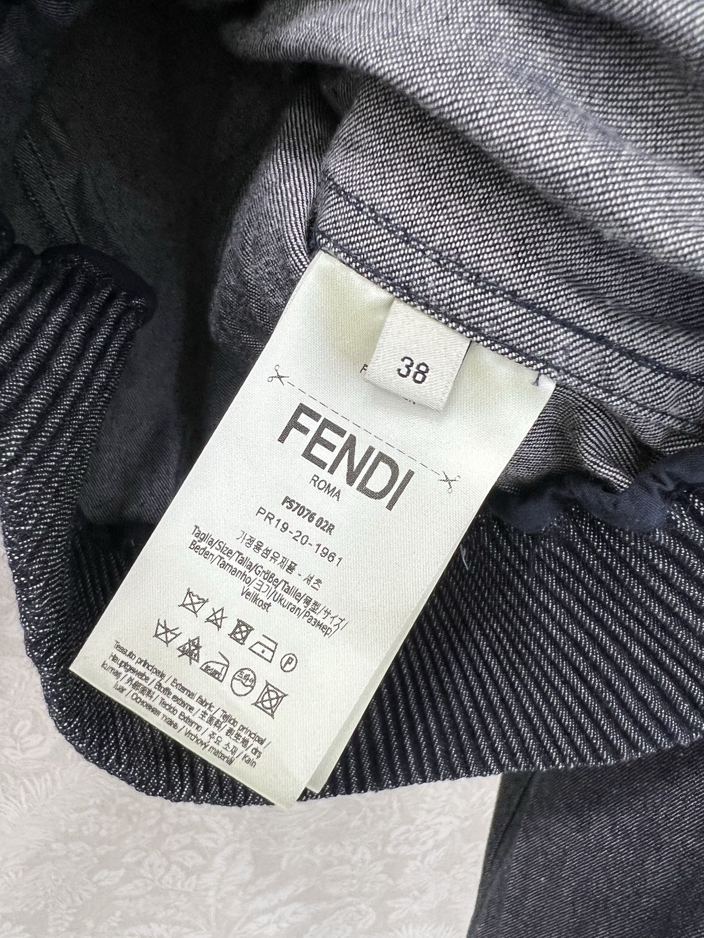 “Classic One-Size-Fits-All Female Dress with Cowboy Jacket Detailing and Custom Fabric” - 图片 6