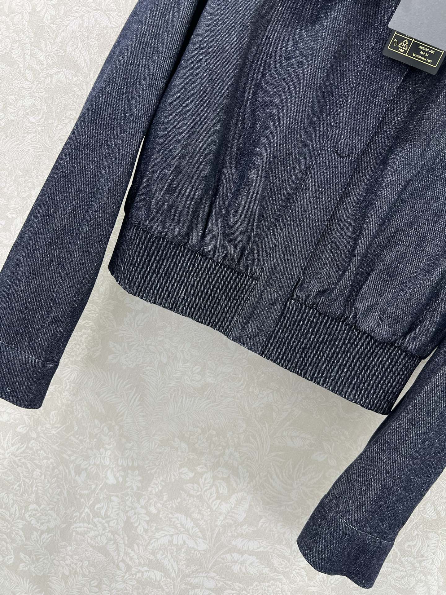 “Classic One-Size-Fits-All Female Dress with Cowboy Jacket Detailing and Custom Fabric” - 图片 4