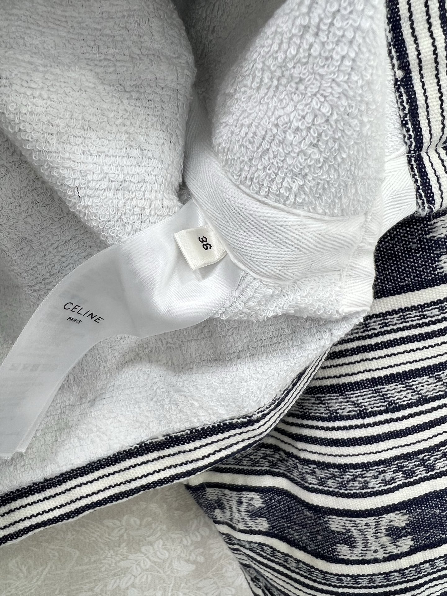 “High-Quality P1068 Dress with Exclusive Design and Striped Logo – Review and Delivery Information” - 图片 6
