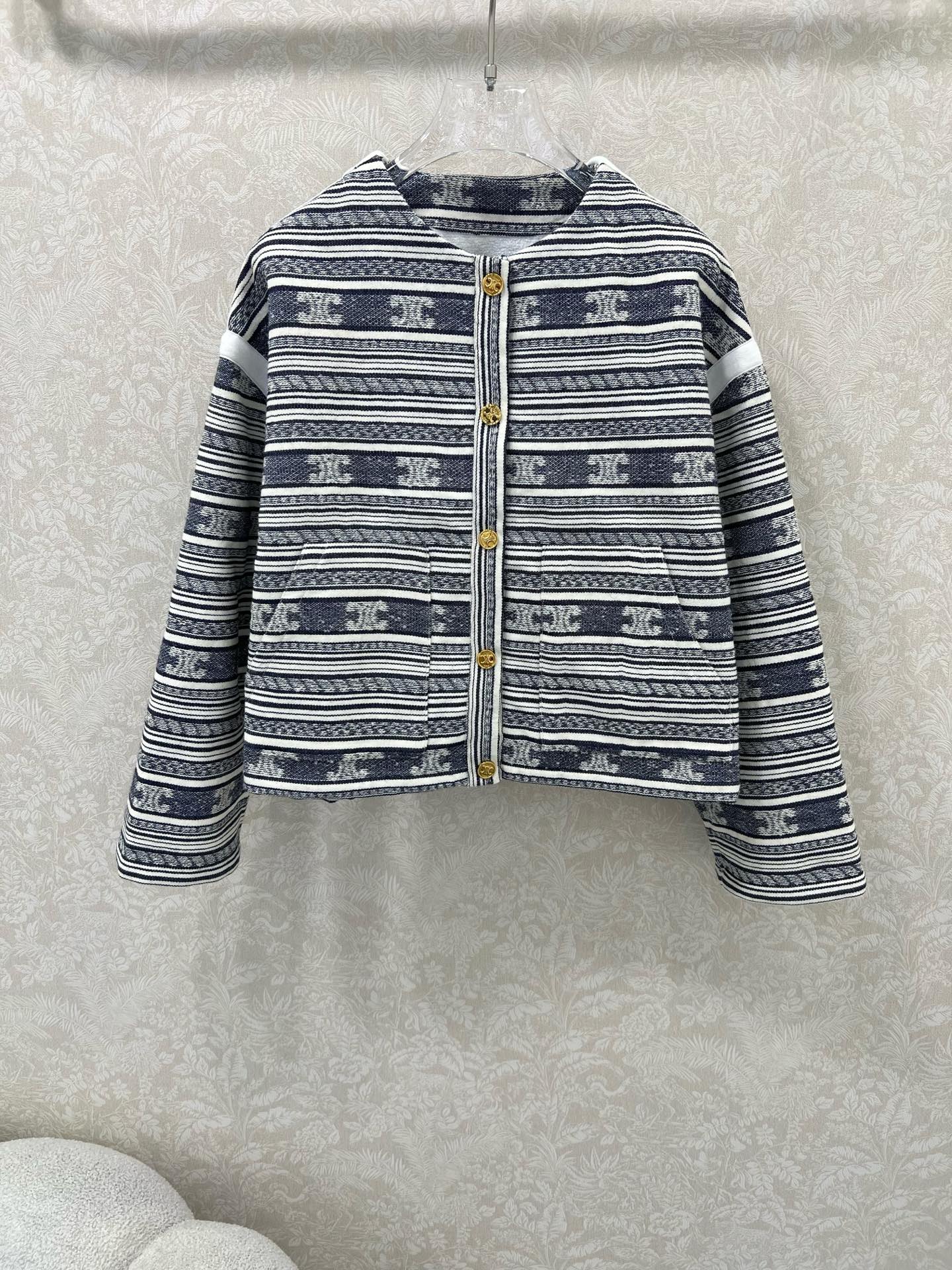 “High-Quality P1068 Dress with Exclusive Design and Striped Logo – Review and Delivery Information” - 图片 1