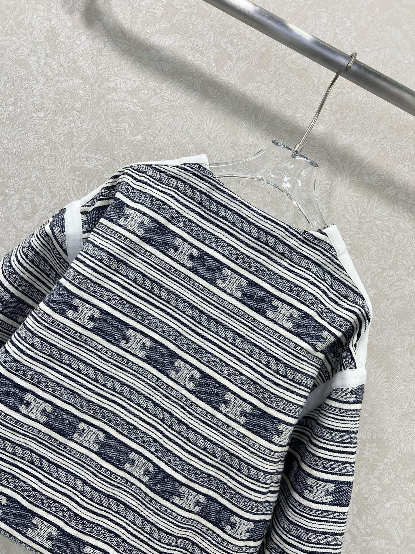 “High-Quality P1068 Dress with Exclusive Design and Striped Logo – Review and Delivery Information” - 图片 9
