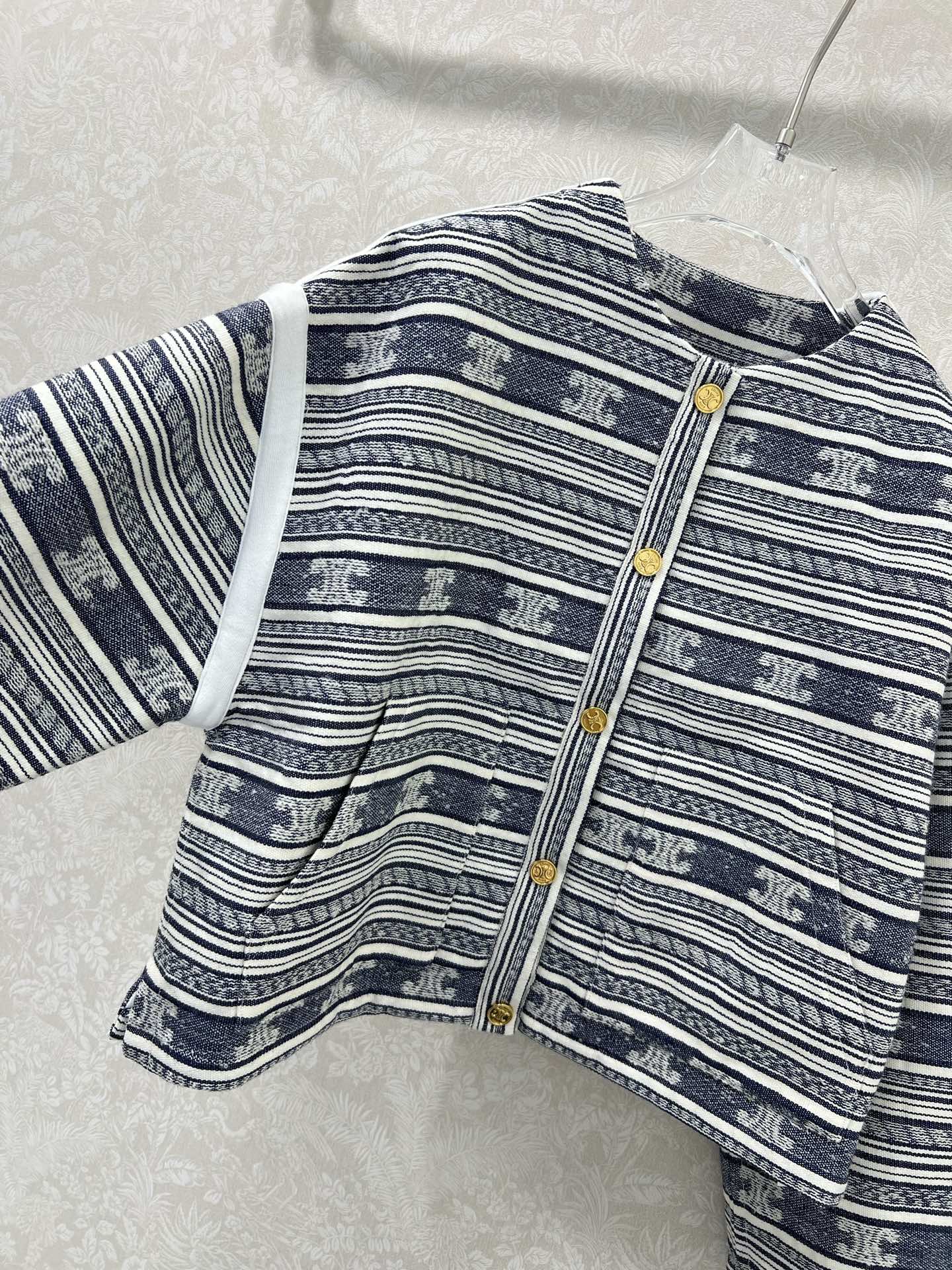 “High-Quality P1068 Dress with Exclusive Design and Striped Logo – Review and Delivery Information” - 图片 5