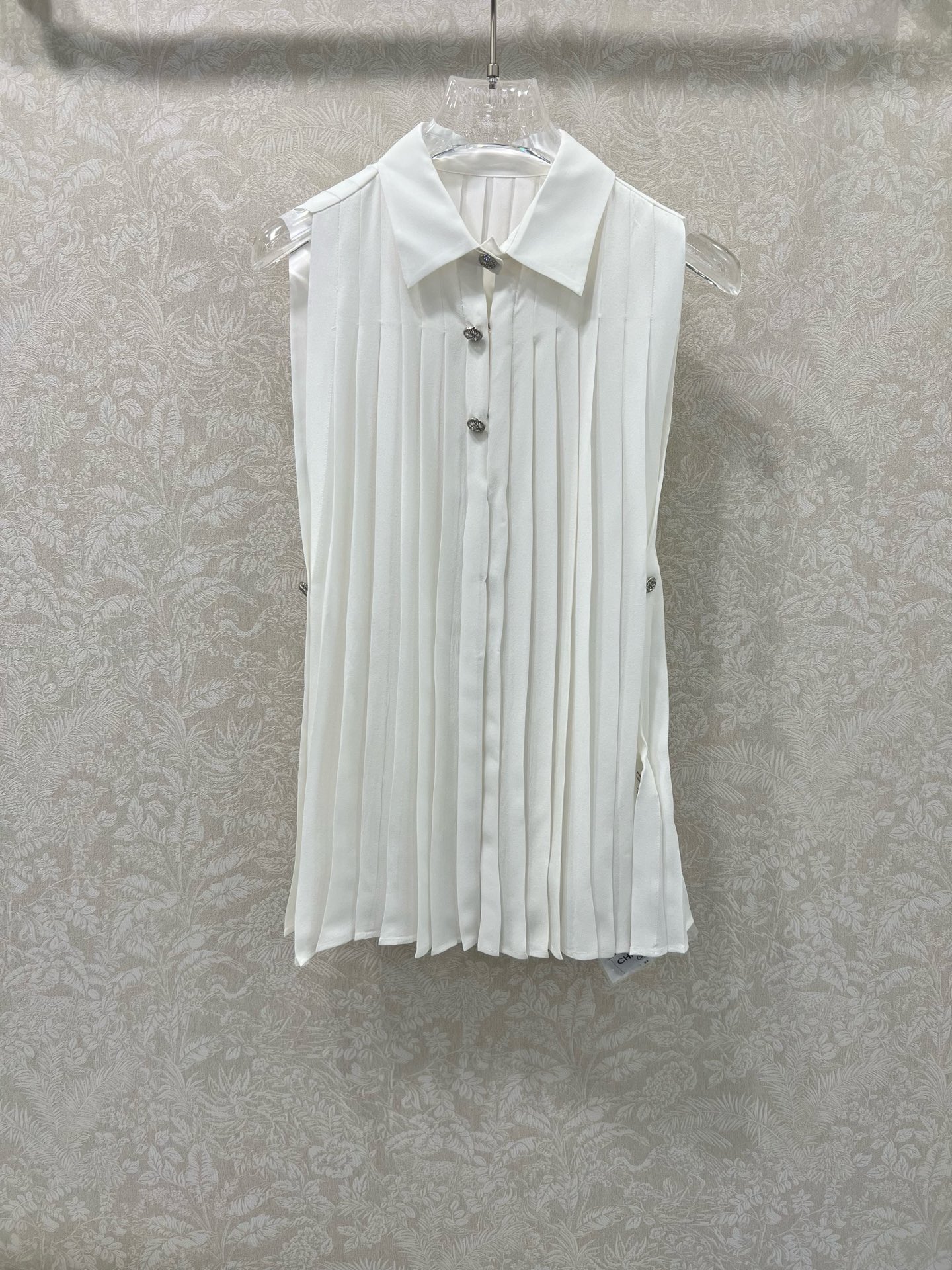 🔥🔥Chan*l 25新款 压褶真丝无袖衬衫
定制YB进口百分百桑蚕丝材质 柔软亲肤 飘逸高级 薄而不透