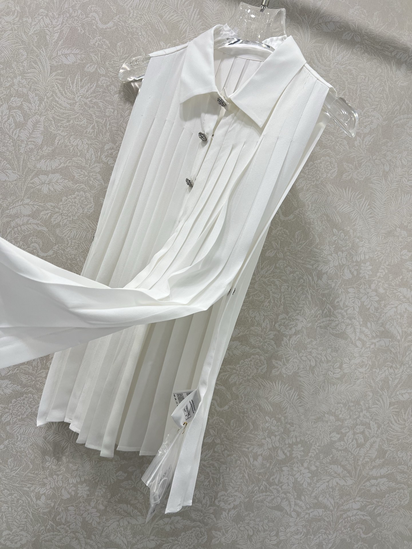 🔥🔥Chan*l 25新款 压褶真丝无袖衬衫
定制YB进口百分百桑蚕丝材质 柔软亲肤 飘逸高级 薄而不透