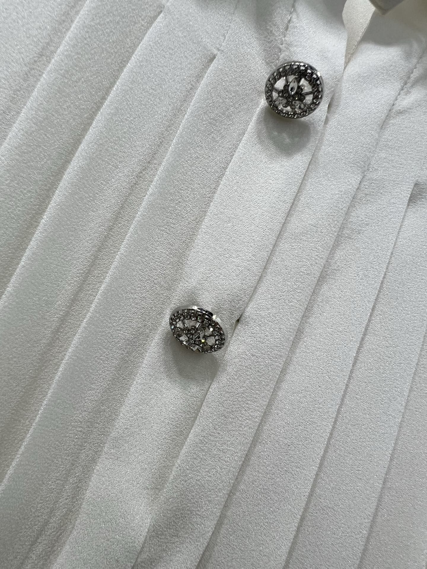 🔥🔥Chan*l 25新款 压褶真丝无袖衬衫
定制YB进口百分百桑蚕丝材质 柔软亲肤 飘逸高级 薄而不透