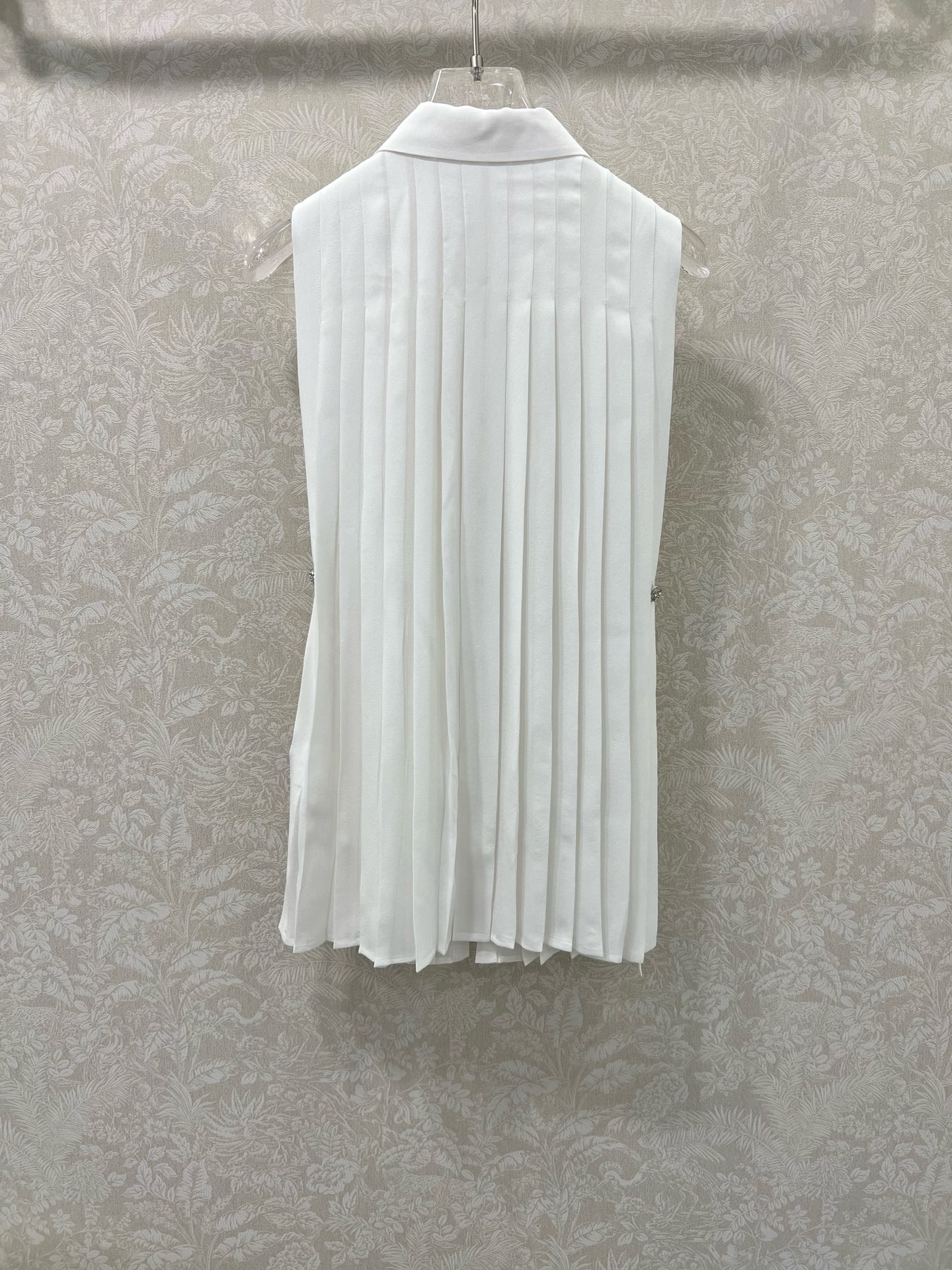 🔥🔥Chan*l 25新款 压褶真丝无袖衬衫
定制YB进口百分百桑蚕丝材质 柔软亲肤 飘逸高级 薄而不透