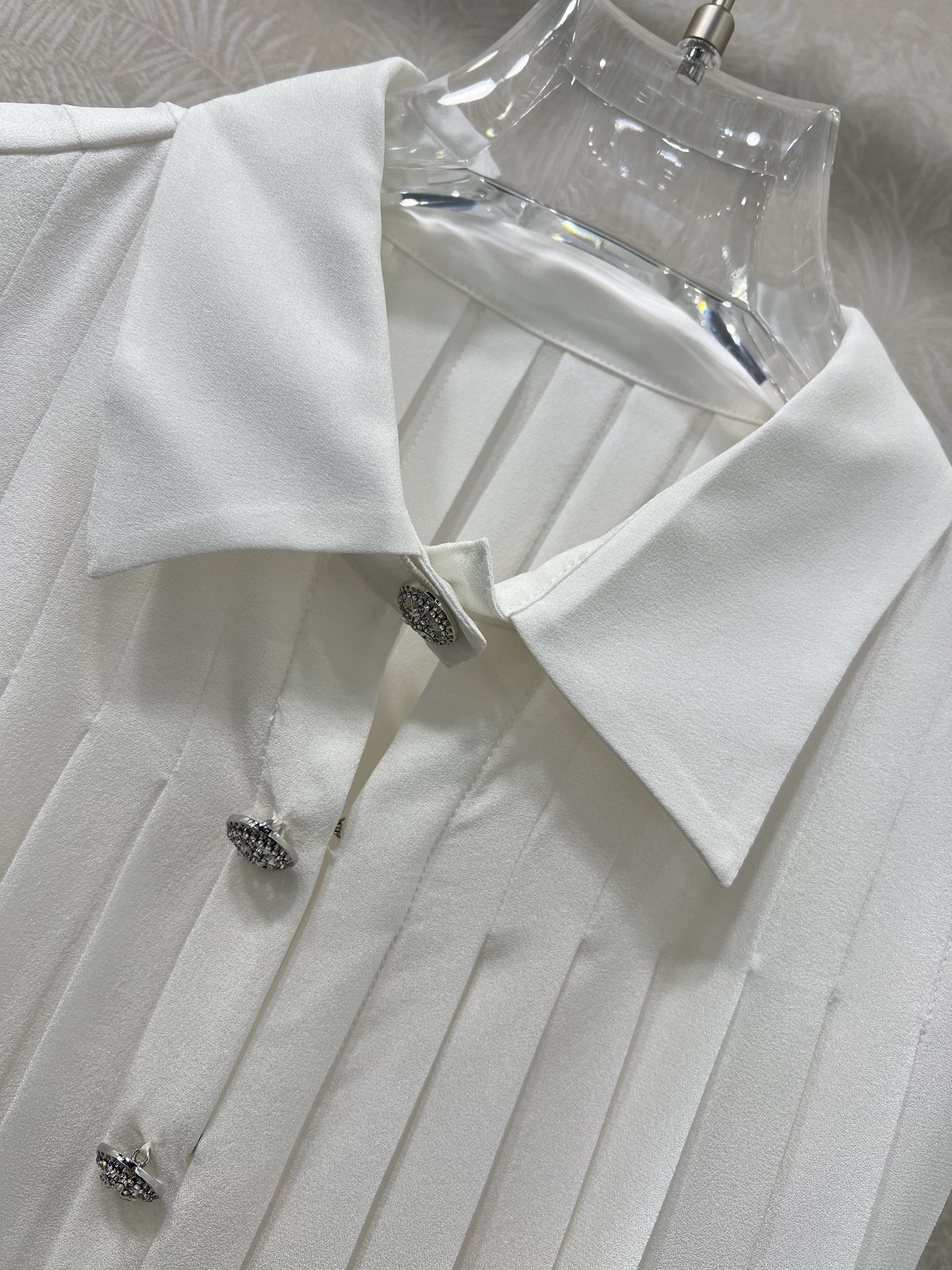 🔥🔥Chan*l 25新款 压褶真丝无袖衬衫
定制YB进口百分百桑蚕丝材质 柔软亲肤 飘逸高级 薄而不透