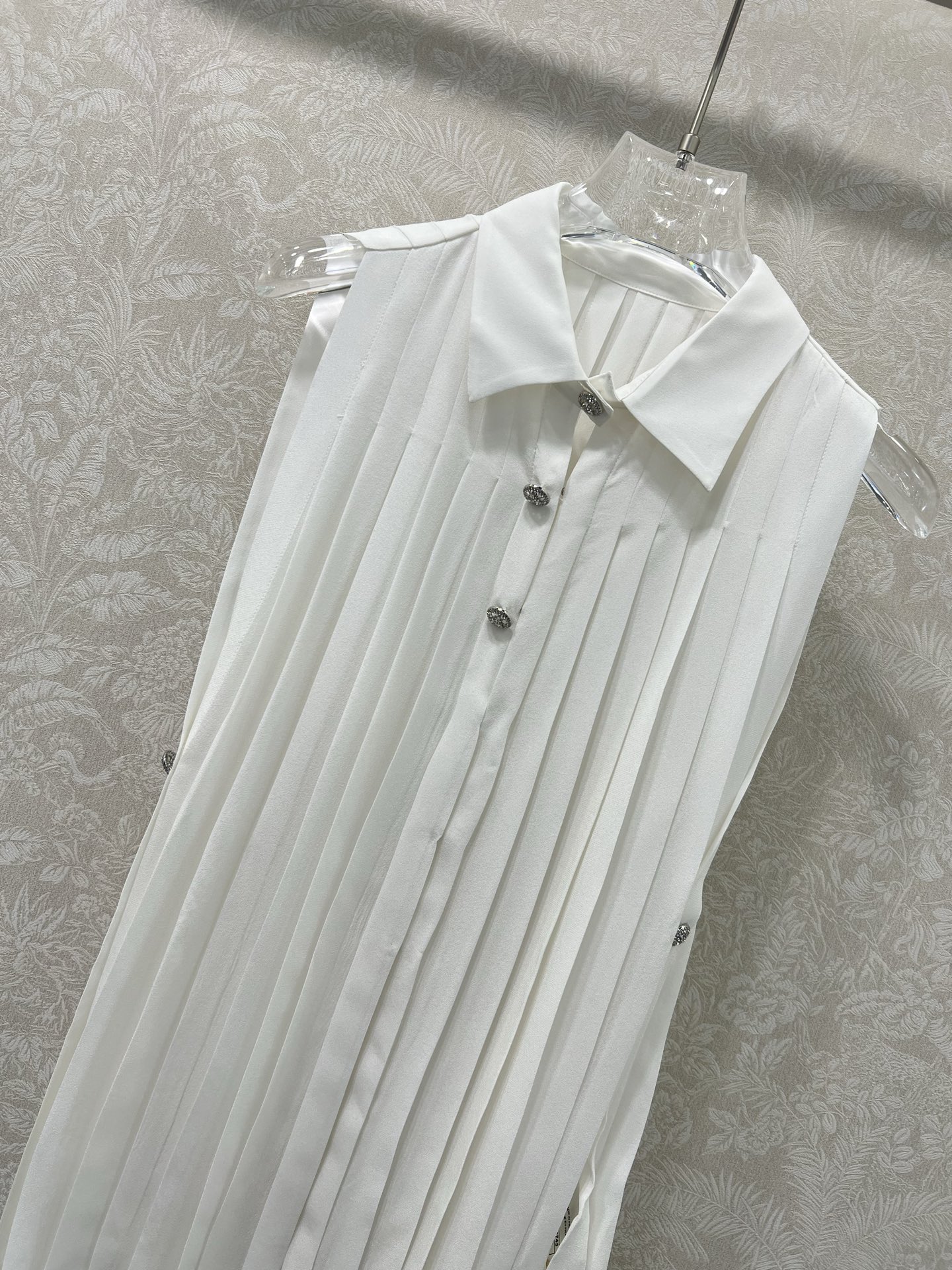 🔥🔥Chan*l 25新款 压褶真丝无袖衬衫
定制YB进口百分百桑蚕丝材质 柔软亲肤 飘逸高级 薄而不透