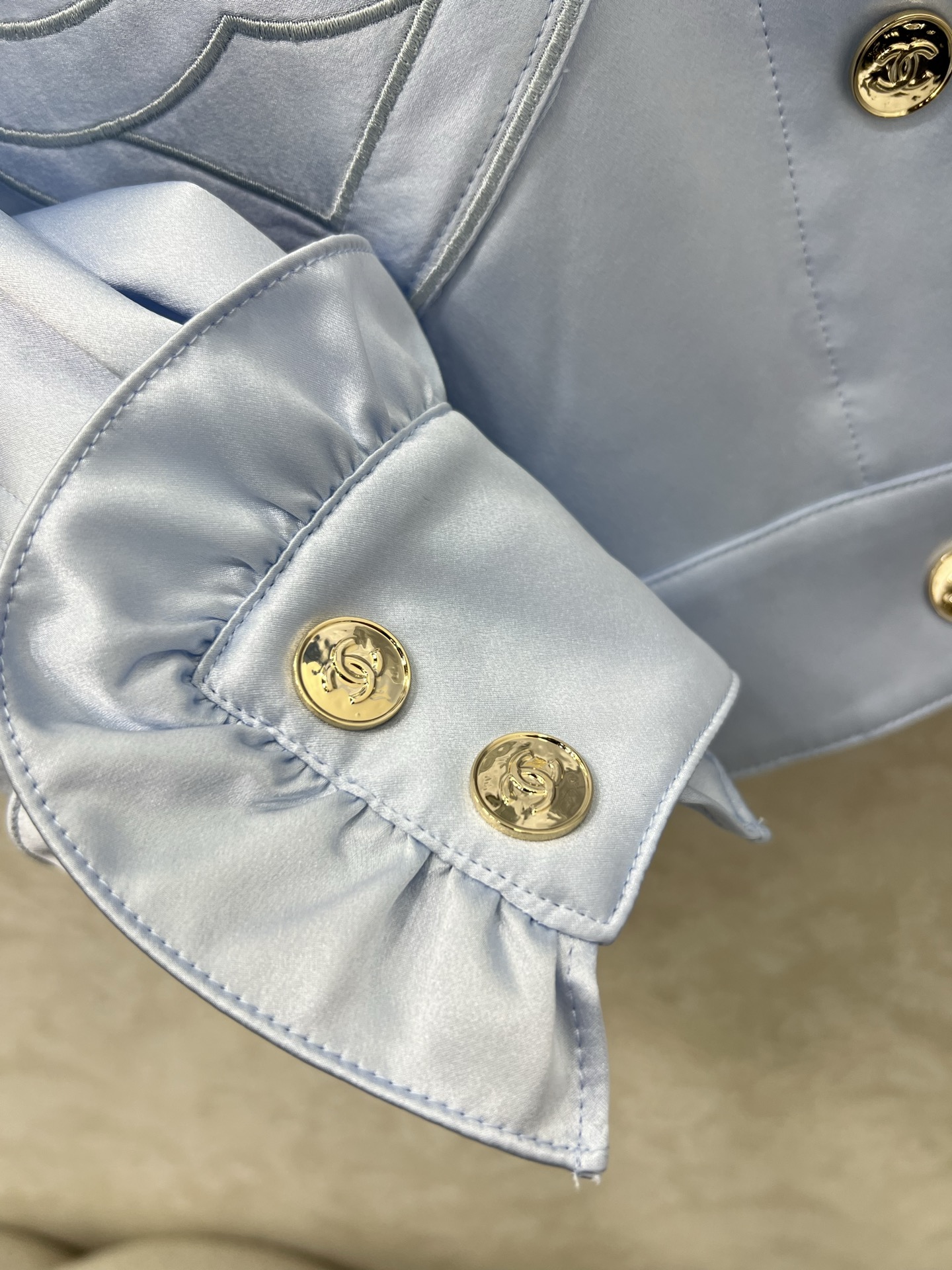 🔥🔥Chan*l 25新款爱心双C花边真丝衬衫注意细节区分版本‼️ （实物是非常漂亮的蓝色，灯光拍摄有色