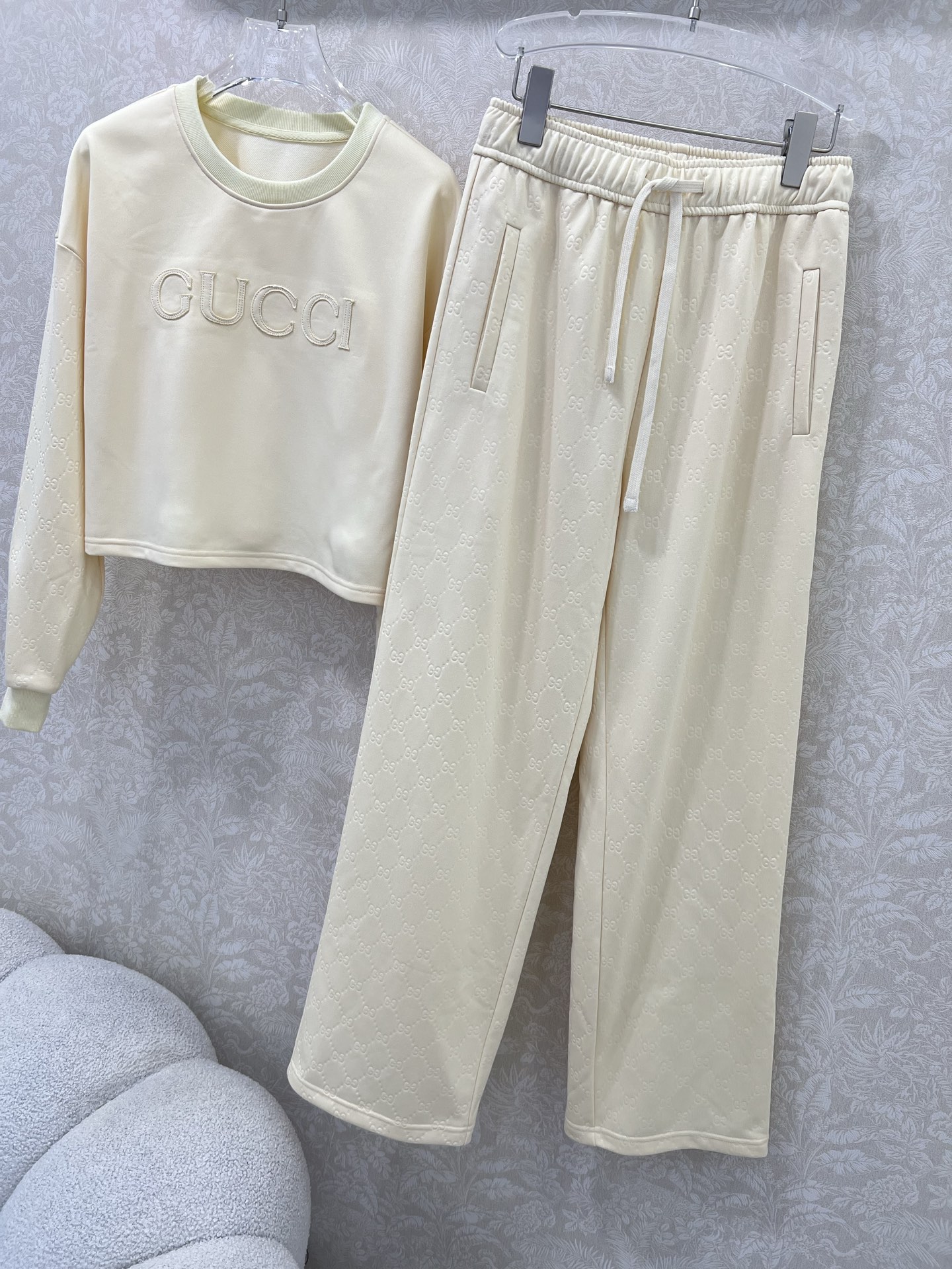 🔥🔥 GUCC*25新款休闲运动套装 整套出售 圆领长袖套头➕阔腿长裤的组合  上衣裤子均以双G老花lo