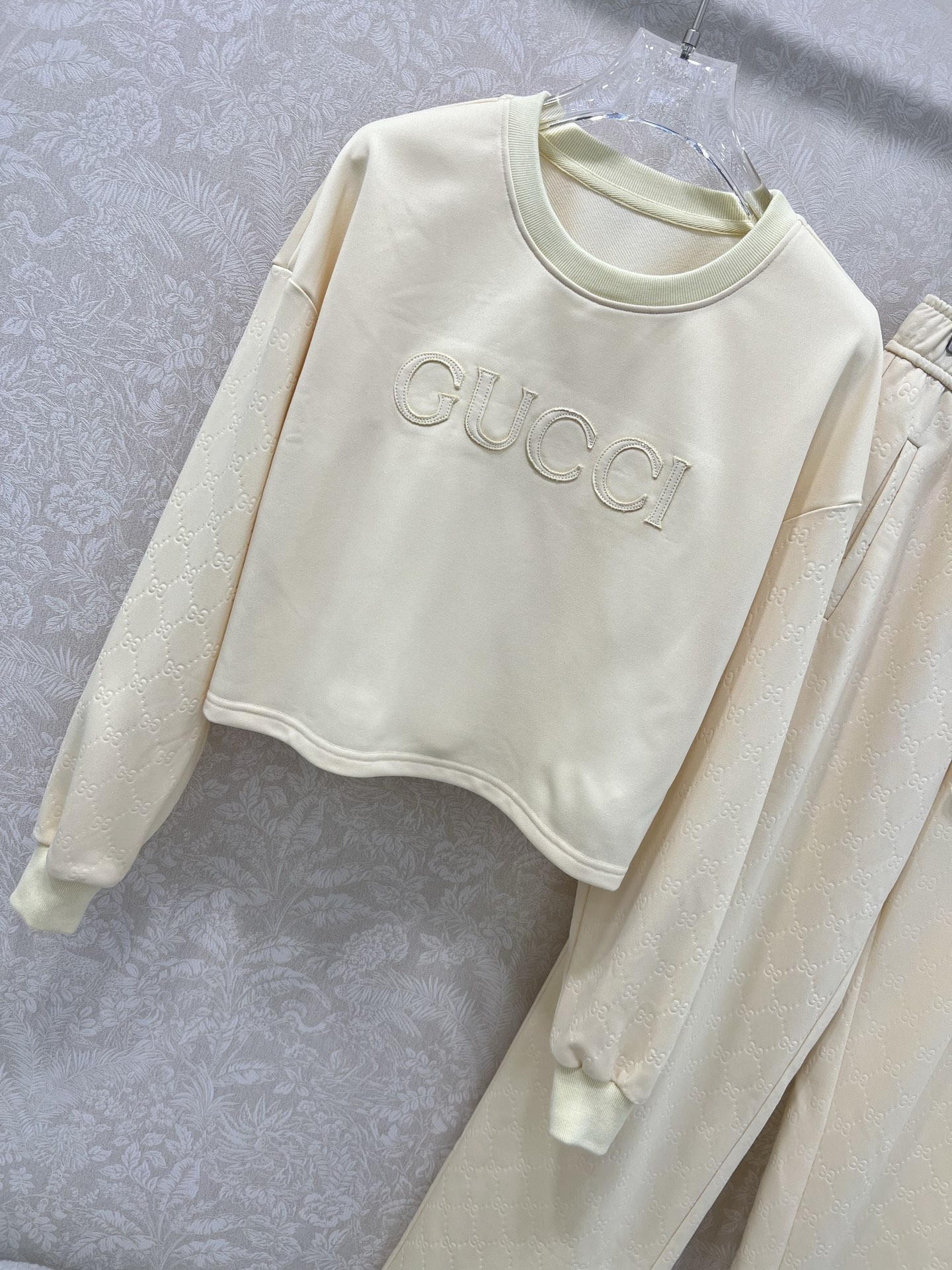 🔥🔥 GUCC*25新款休闲运动套装 整套出售 圆领长袖套头➕阔腿长裤的组合  上衣裤子均以双G老花lo