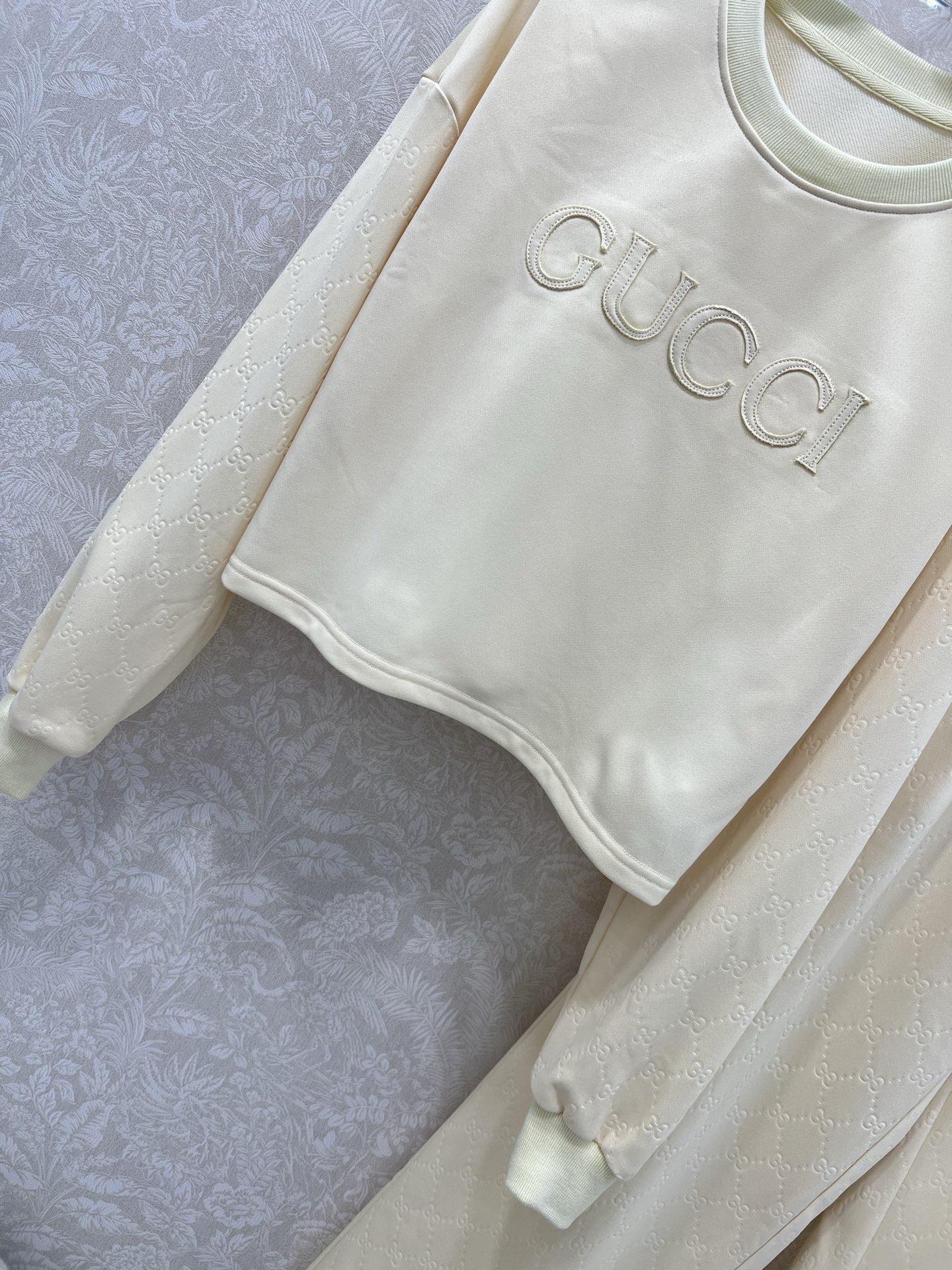 🔥🔥 GUCC*25新款休闲运动套装 整套出售 圆领长袖套头➕阔腿长裤的组合  上衣裤子均以双G老花lo