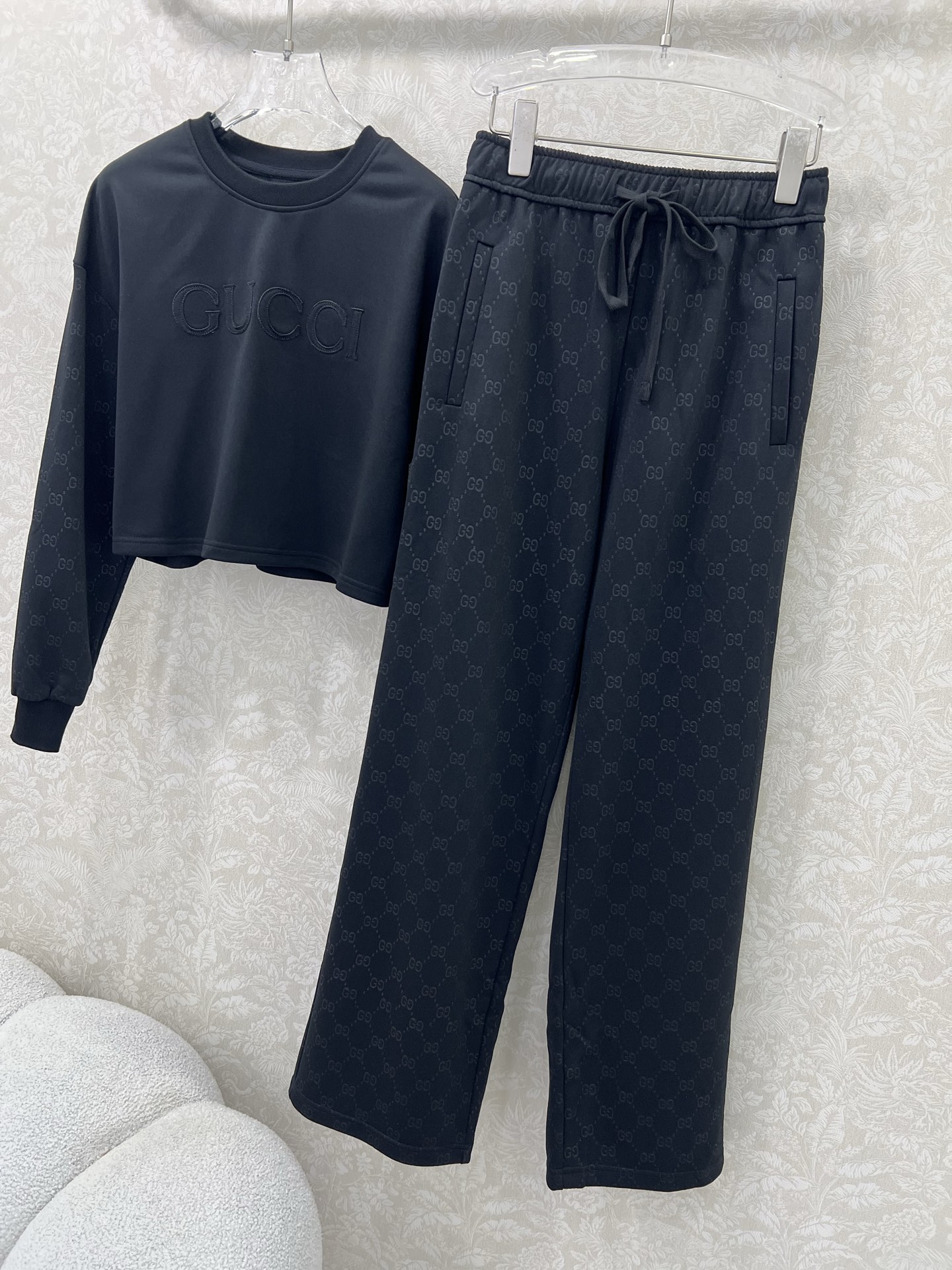 🔥🔥 GUCC*25新款休闲运动套装 整套出售 圆领长袖套头➕阔腿长裤的组合  上衣裤子均以双G老花lo