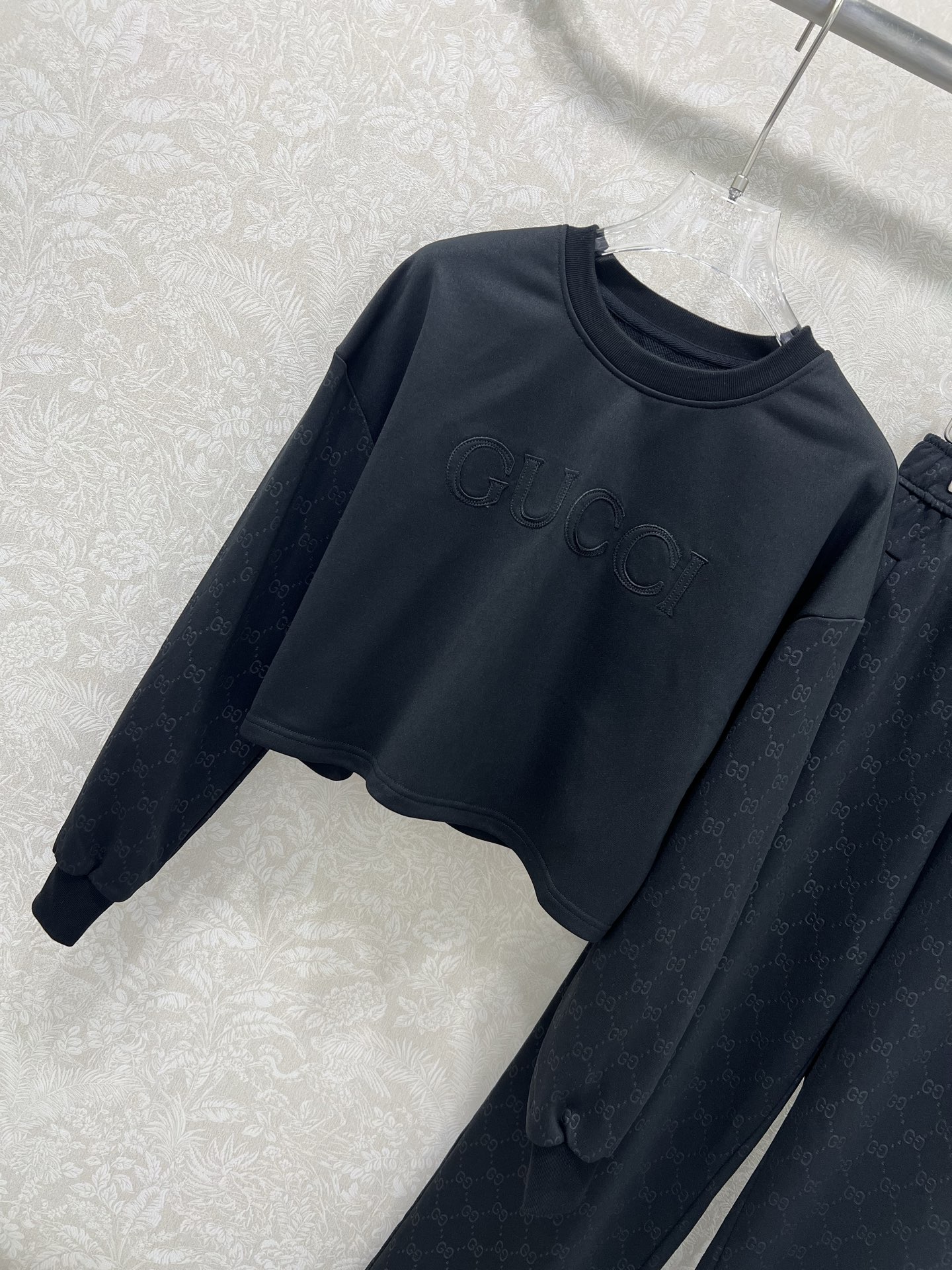 🔥🔥 GUCC*25新款休闲运动套装 整套出售 圆领长袖套头➕阔腿长裤的组合  上衣裤子均以双G老花lo