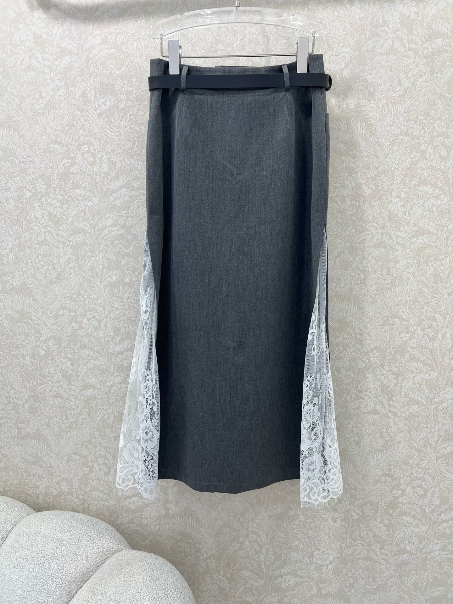 🔥🔥Dio*25新款纯色两侧下摆拼蕾丝半裙   搭配定制CD钻饰腰带 裙身小蜜蜂刺绣 下摆两侧拼接小蕾丝