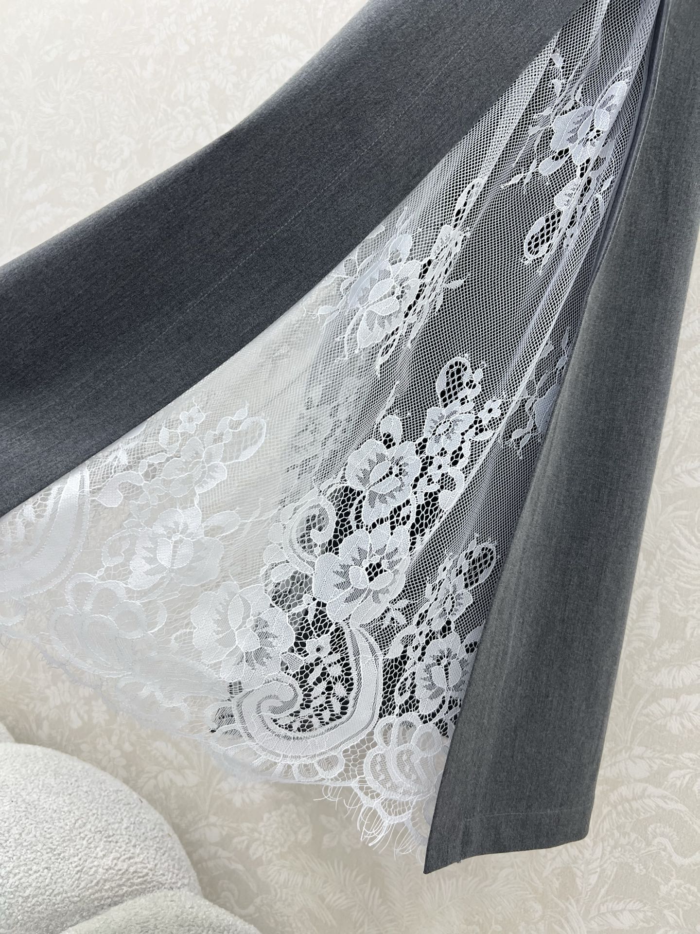 🔥🔥Dio*25新款纯色两侧下摆拼蕾丝半裙   搭配定制CD钻饰腰带 裙身小蜜蜂刺绣 下摆两侧拼接小蕾丝