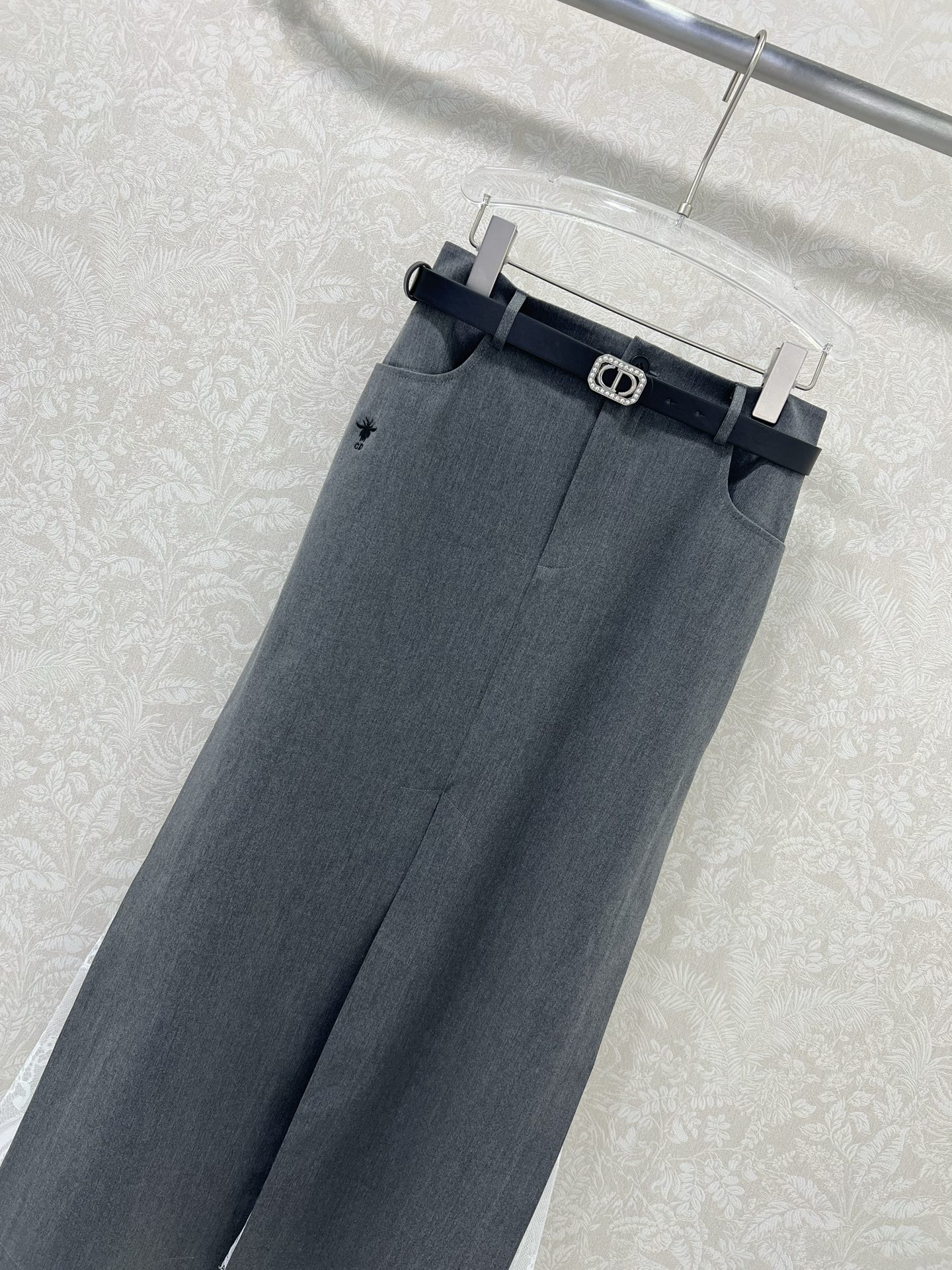 🔥🔥Dio*25新款纯色两侧下摆拼蕾丝半裙   搭配定制CD钻饰腰带 裙身小蜜蜂刺绣 下摆两侧拼接小蕾丝