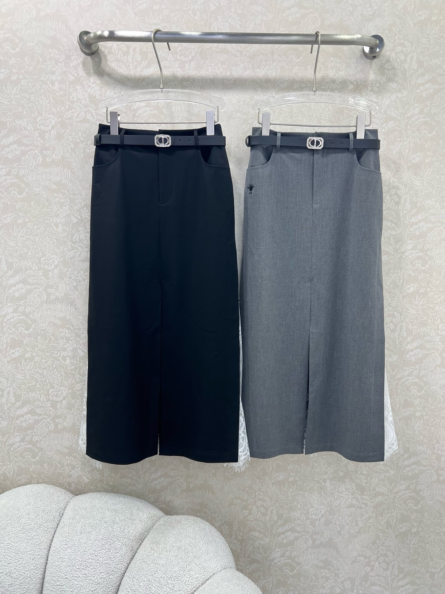 🔥🔥Dio*25新款纯色两侧下摆拼蕾丝半裙   搭配定制CD钻饰腰带 裙身小蜜蜂刺绣 下摆两侧拼接小蕾丝