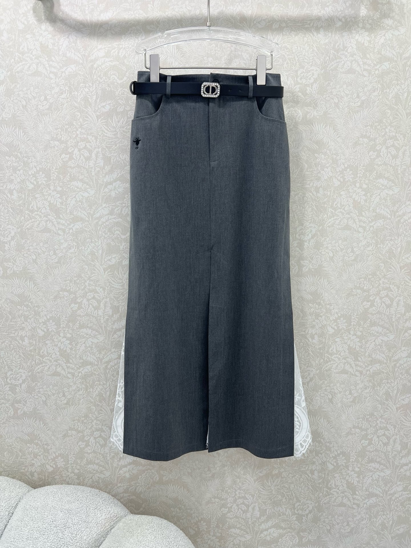 🔥🔥Dio*25新款纯色两侧下摆拼蕾丝半裙   搭配定制CD钻饰腰带 裙身小蜜蜂刺绣 下摆两侧拼接小蕾丝