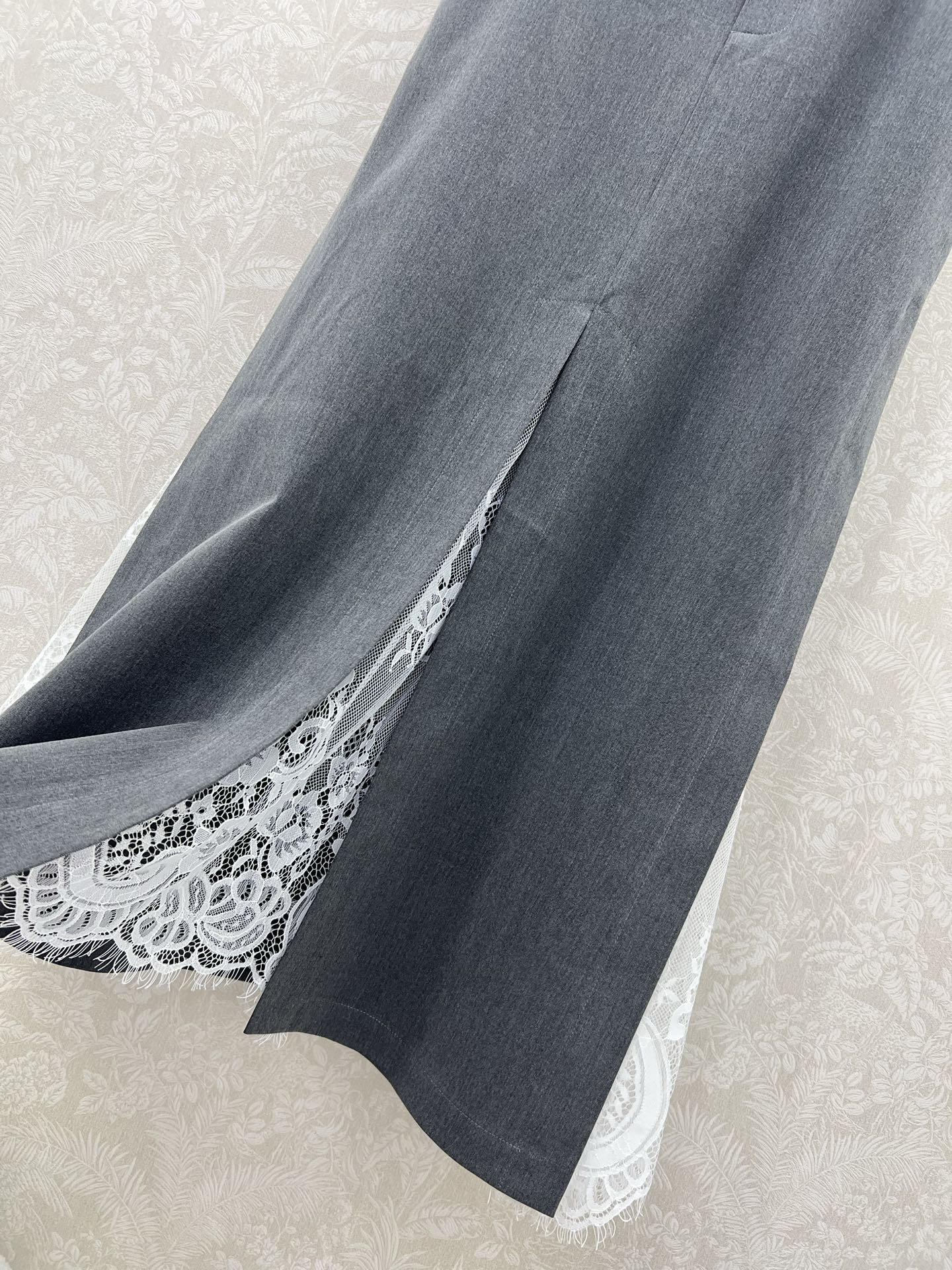 🔥🔥Dio*25新款纯色两侧下摆拼蕾丝半裙   搭配定制CD钻饰腰带 裙身小蜜蜂刺绣 下摆两侧拼接小蕾丝