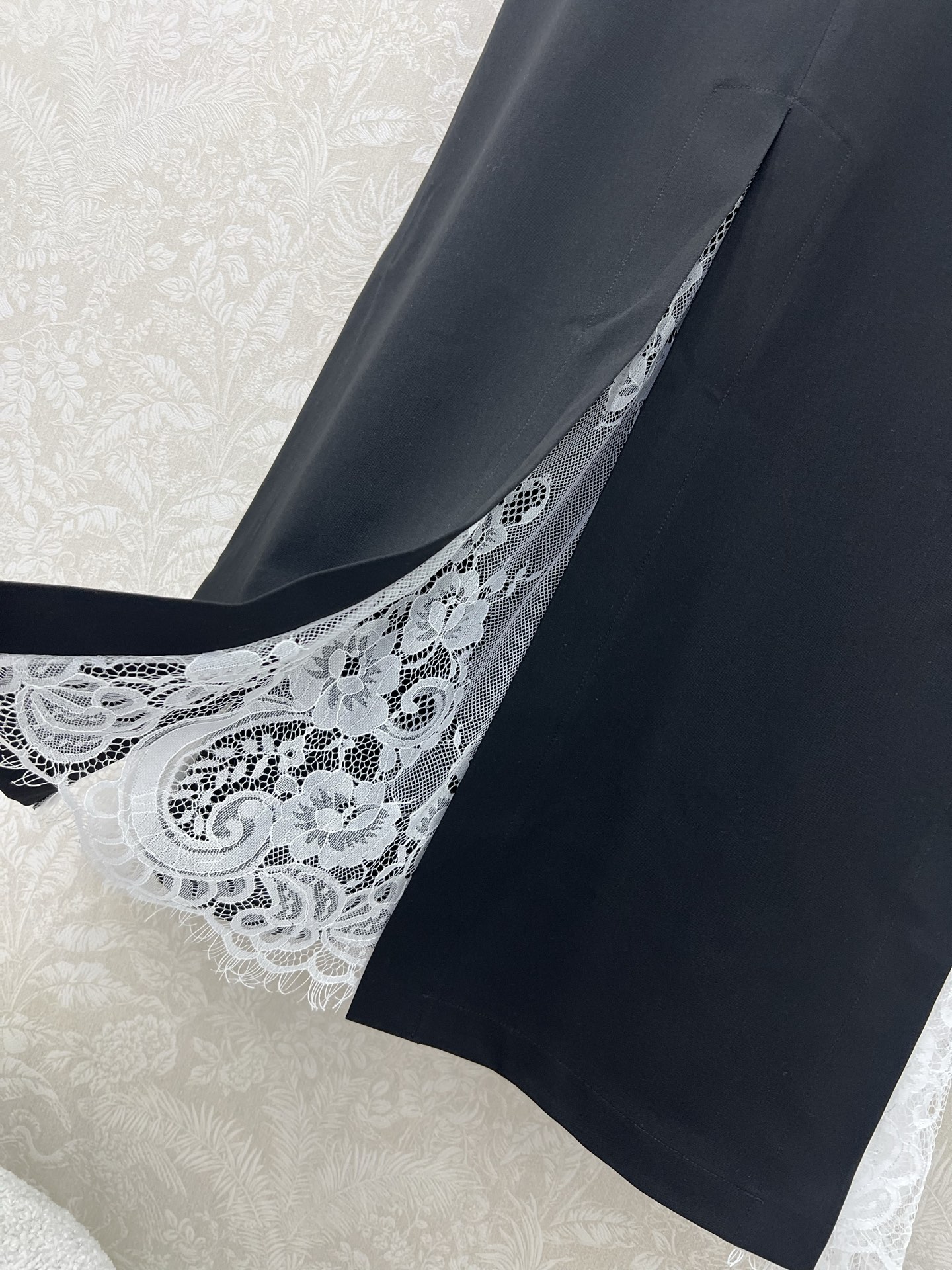 🔥🔥Dio*25新款纯色两侧下摆拼蕾丝半裙   搭配定制CD钻饰腰带 裙身小蜜蜂刺绣 下摆两侧拼接小蕾丝