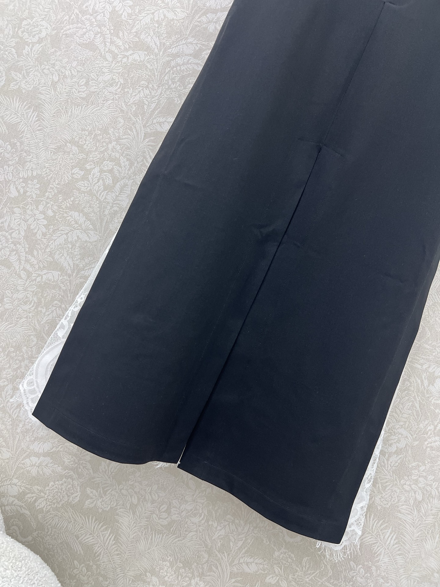 🔥🔥Dio*25新款纯色两侧下摆拼蕾丝半裙   搭配定制CD钻饰腰带 裙身小蜜蜂刺绣 下摆两侧拼接小蕾丝