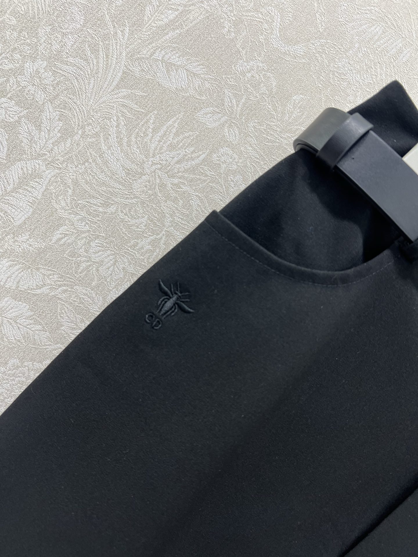 🔥🔥Dio*25新款纯色两侧下摆拼蕾丝半裙   搭配定制CD钻饰腰带 裙身小蜜蜂刺绣 下摆两侧拼接小蕾丝