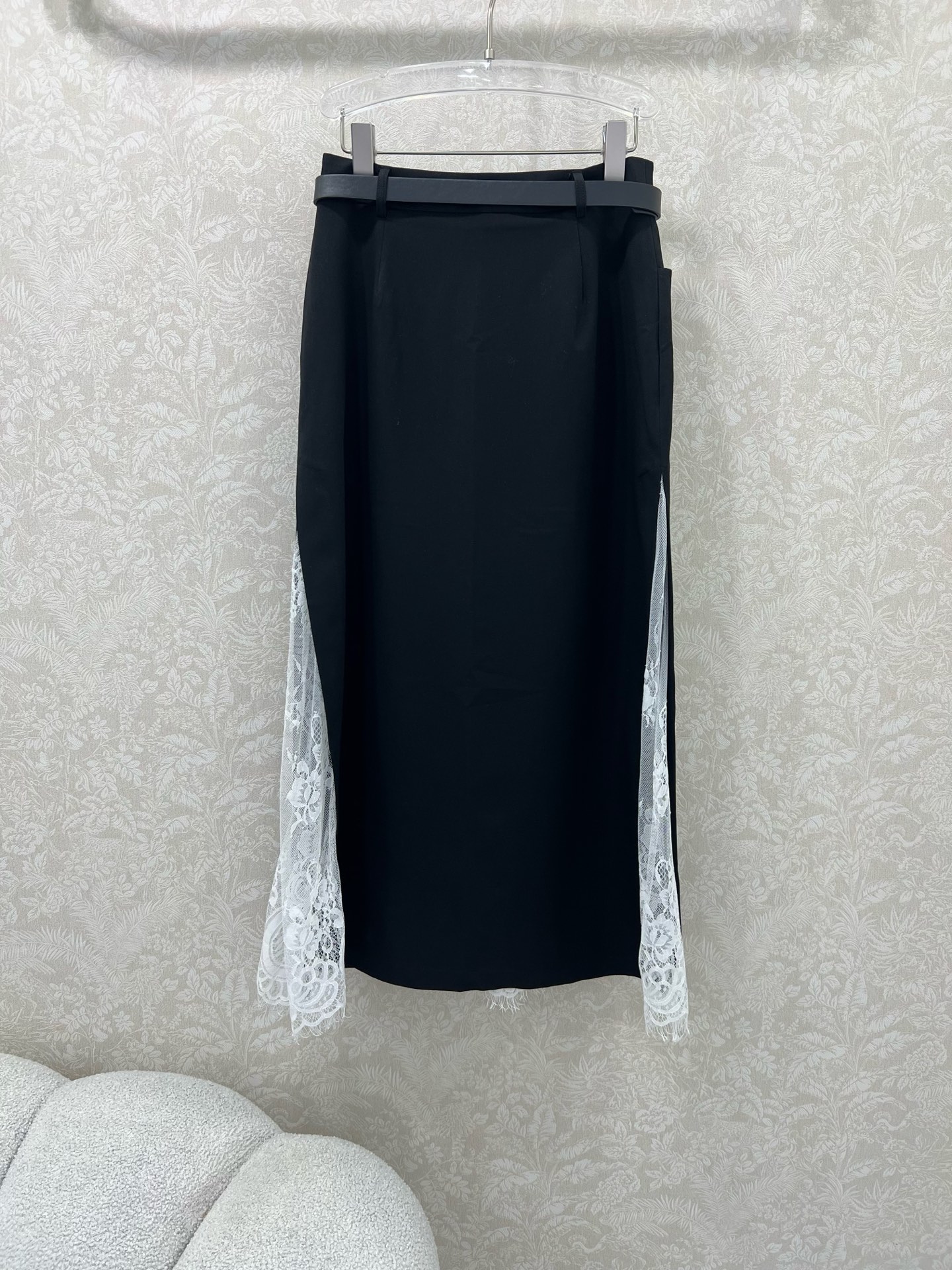 🔥🔥Dio*25新款纯色两侧下摆拼蕾丝半裙   搭配定制CD钻饰腰带 裙身小蜜蜂刺绣 下摆两侧拼接小蕾丝