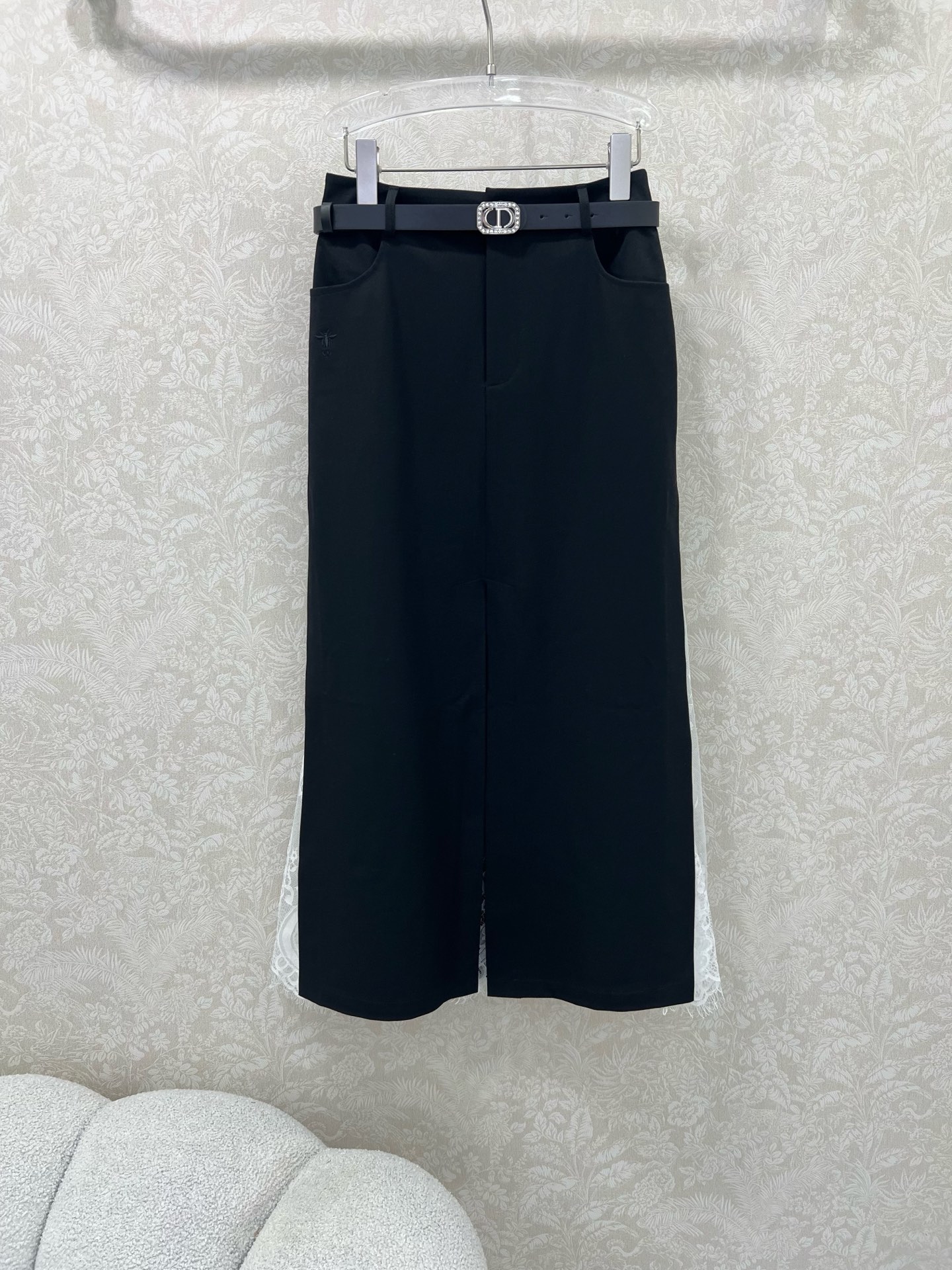 🔥🔥Dio*25新款纯色两侧下摆拼蕾丝半裙   搭配定制CD钻饰腰带 裙身小蜜蜂刺绣 下摆两侧拼接小蕾丝