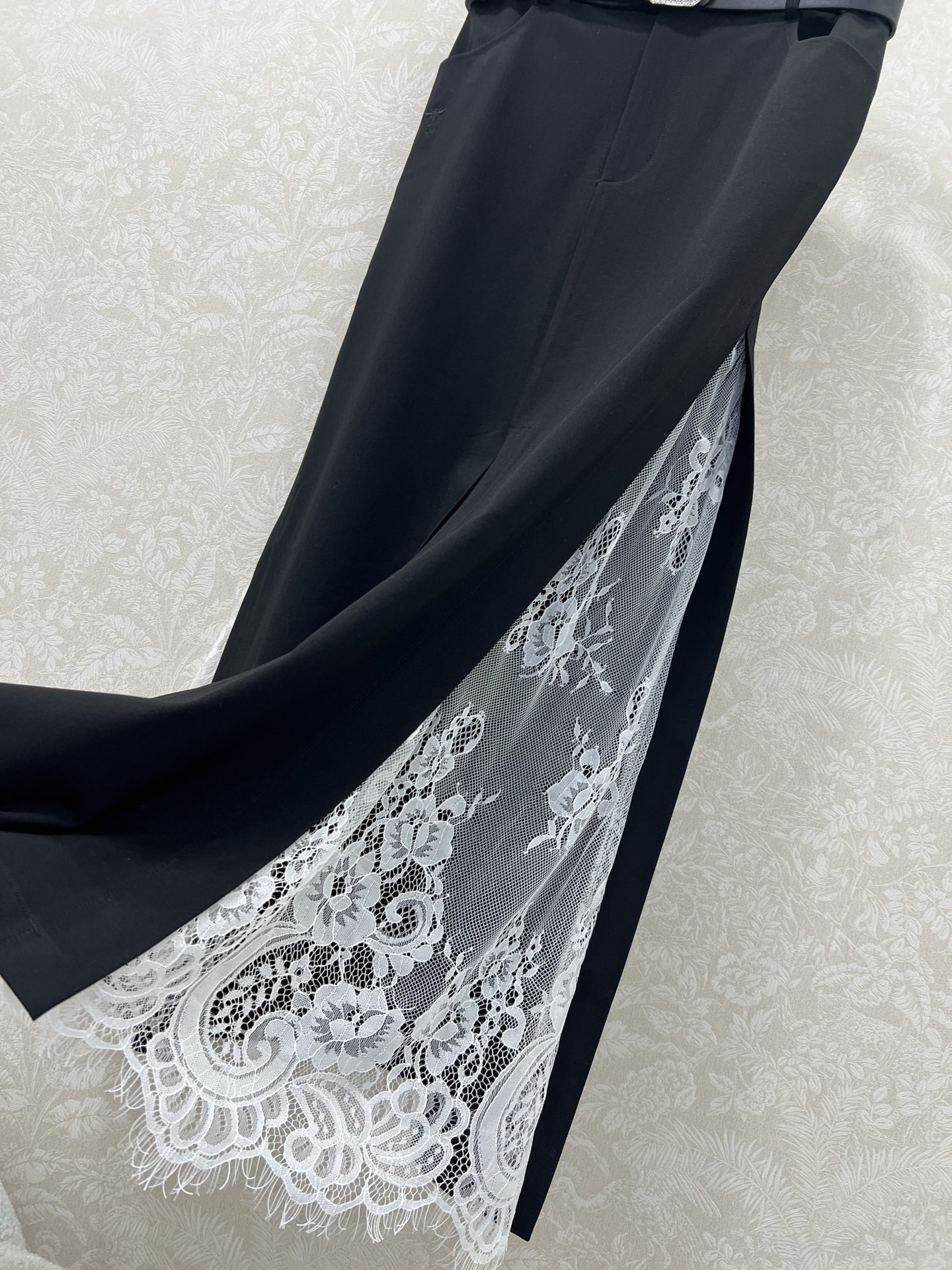 🔥🔥Dio*25新款纯色两侧下摆拼蕾丝半裙   搭配定制CD钻饰腰带 裙身小蜜蜂刺绣 下摆两侧拼接小蕾丝