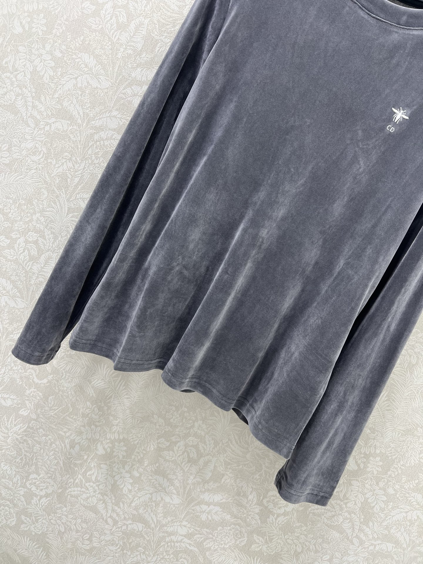 🔥🔥Dio*25新款丝绒打底衫~纯色系简单大方 胸前小蜜蜂logo刺绣  丝绒面料亲肤又高档  超级舒服