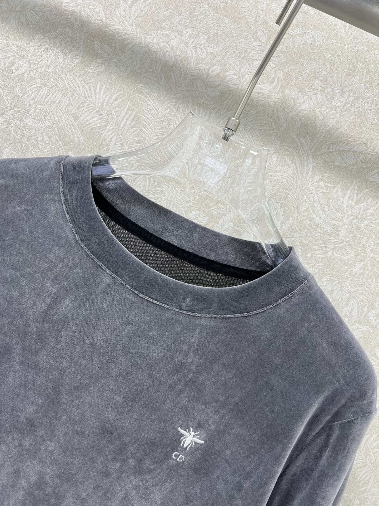 🔥🔥Dio*25新款丝绒打底衫~纯色系简单大方 胸前小蜜蜂logo刺绣  丝绒面料亲肤又高档  超级舒服