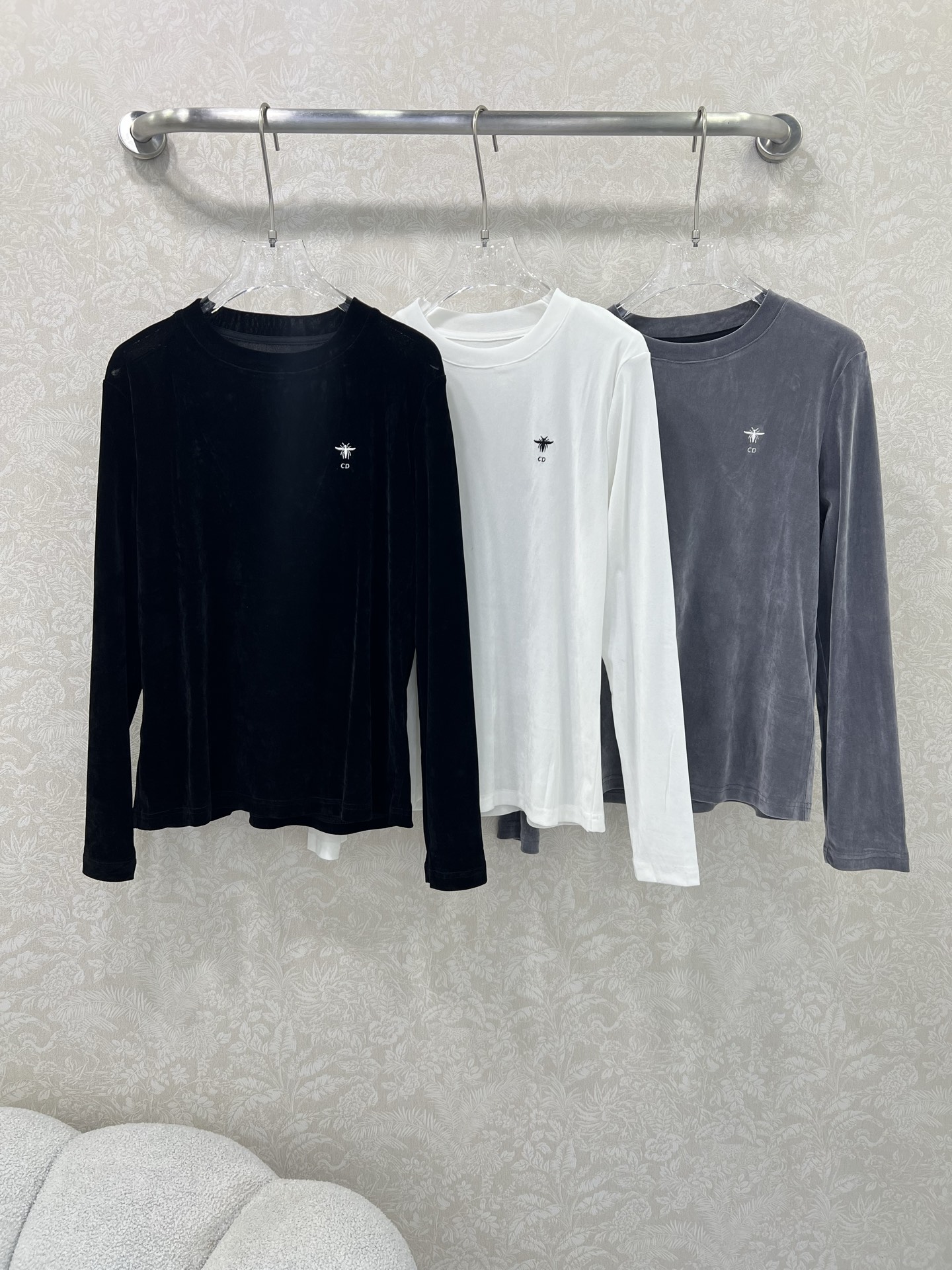 🔥🔥Dio*25新款丝绒打底衫~纯色系简单大方 胸前小蜜蜂logo刺绣  丝绒面料亲肤又高档  超级舒服