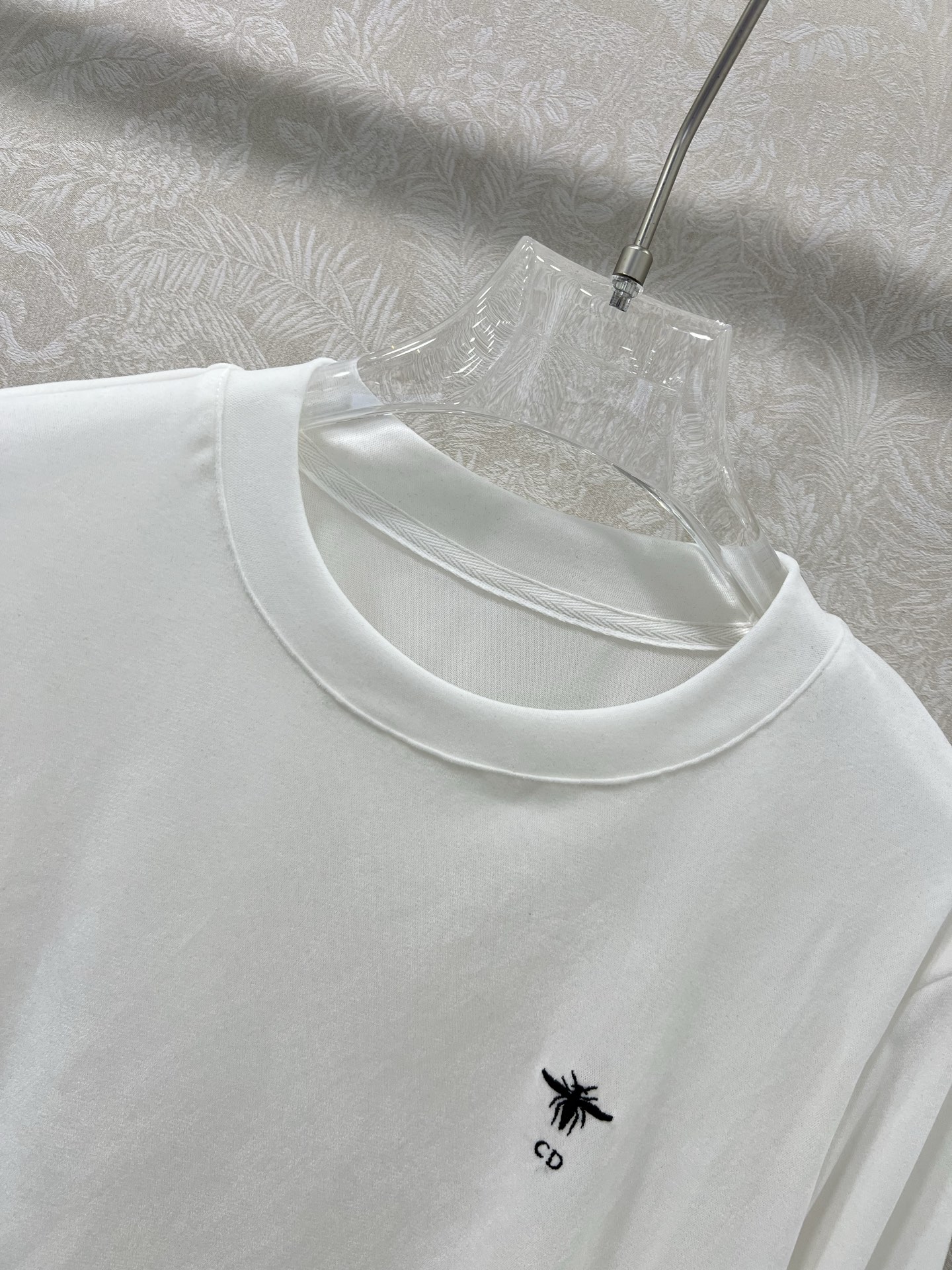 🔥🔥Dio*25新款丝绒打底衫~纯色系简单大方 胸前小蜜蜂logo刺绣  丝绒面料亲肤又高档  超级舒服