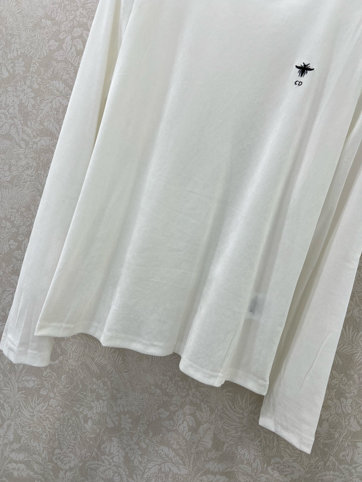 🔥🔥Dio*25新款丝绒打底衫~纯色系简单大方 胸前小蜜蜂logo刺绣  丝绒面料亲肤又高档  超级舒服