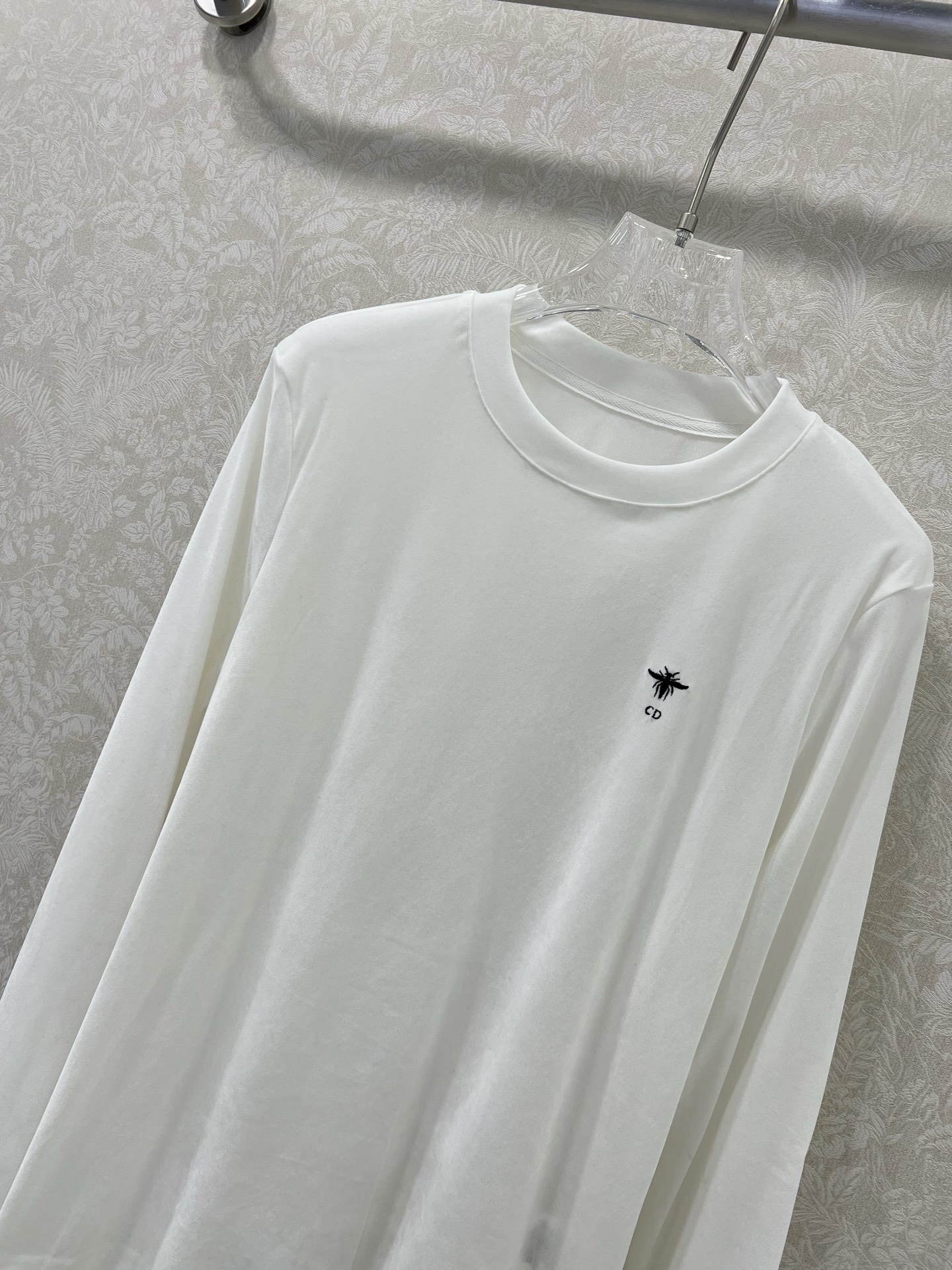 🔥🔥Dio*25新款丝绒打底衫~纯色系简单大方 胸前小蜜蜂logo刺绣  丝绒面料亲肤又高档  超级舒服