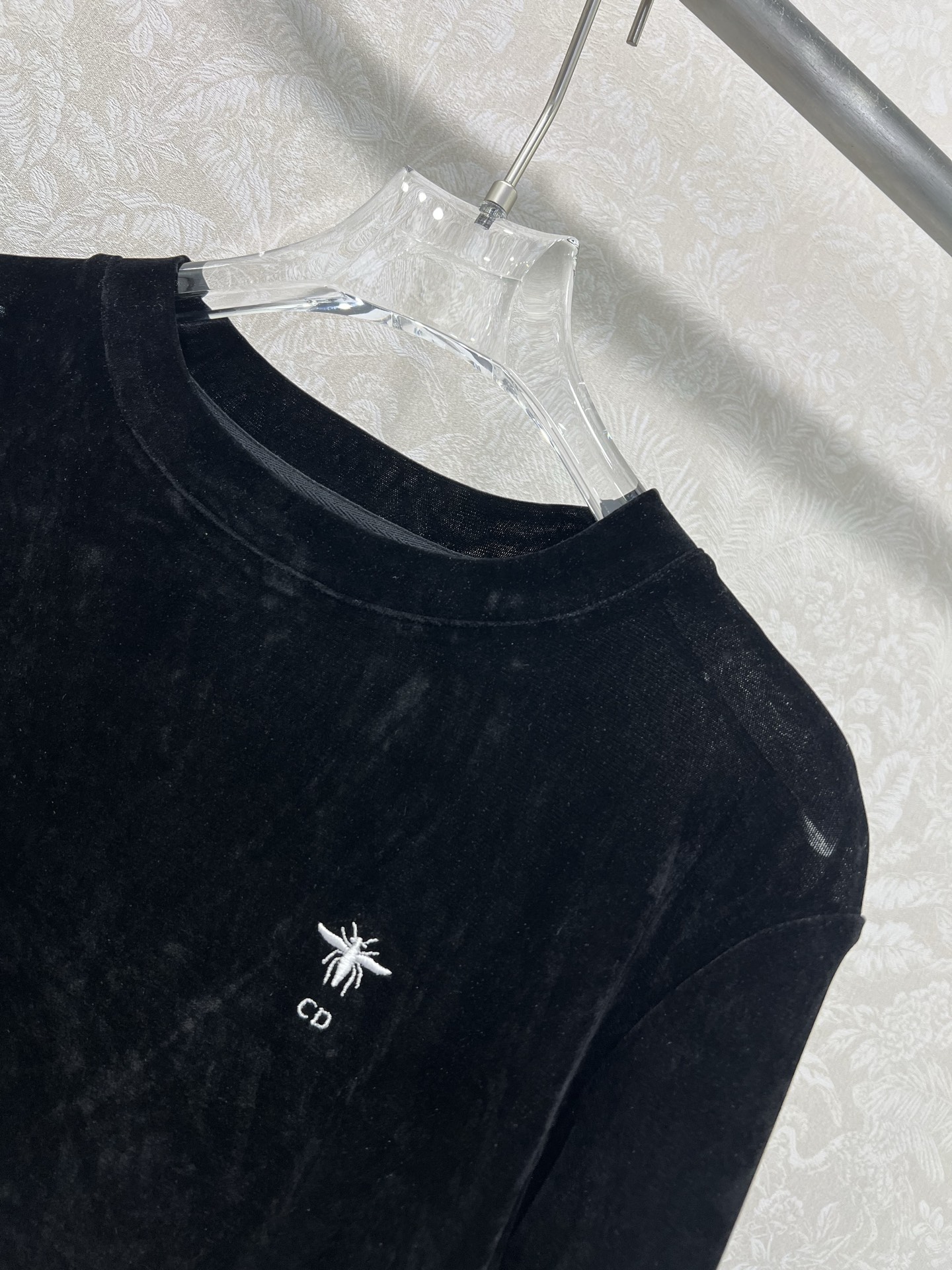 🔥🔥Dio*25新款丝绒打底衫~纯色系简单大方 胸前小蜜蜂logo刺绣  丝绒面料亲肤又高档  超级舒服